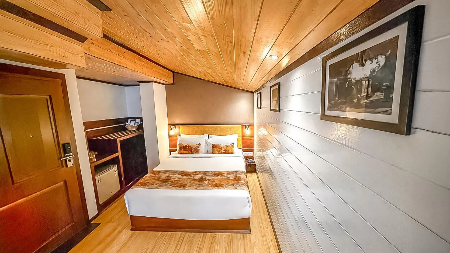 Bedroom, Bed in Yashshree Mall Road Darjeeling