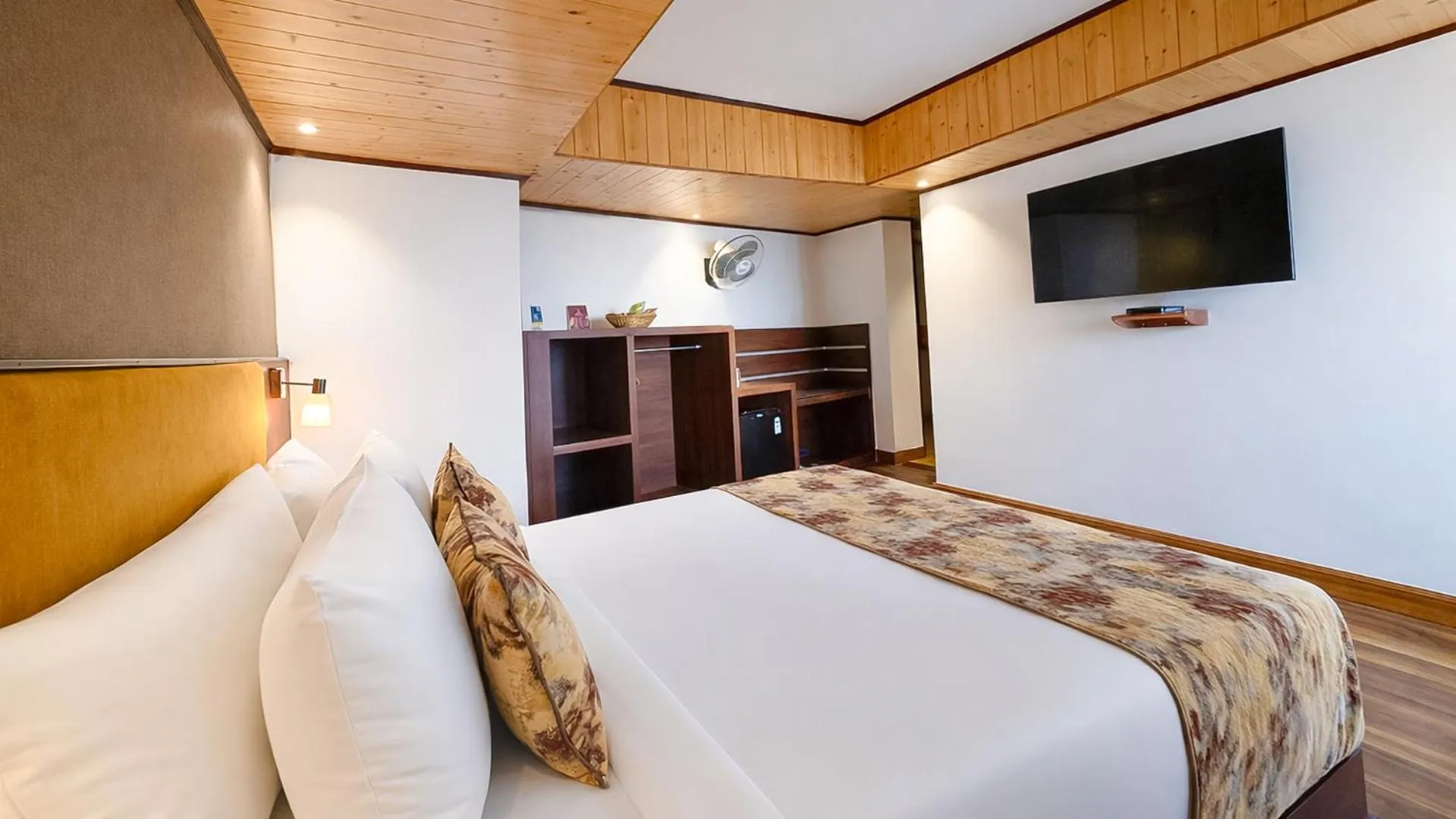 Bedroom, Bed in Yashshree Mall Road Darjeeling