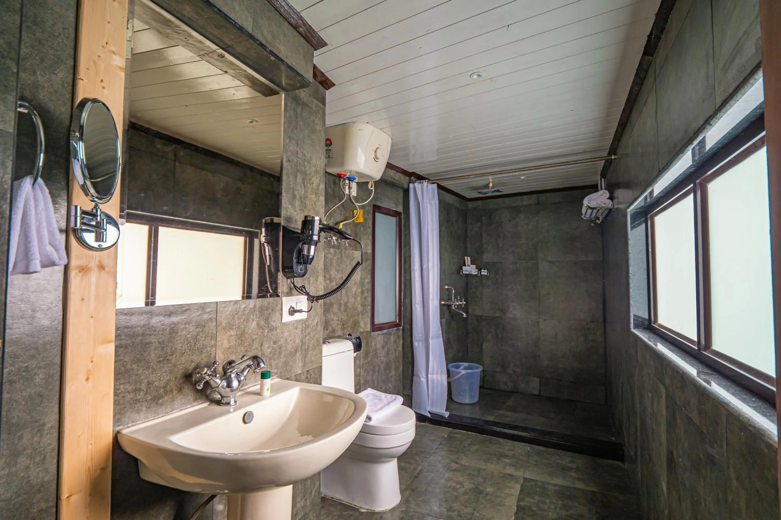 Bathroom in Yashshree Mall Road Darjeeling