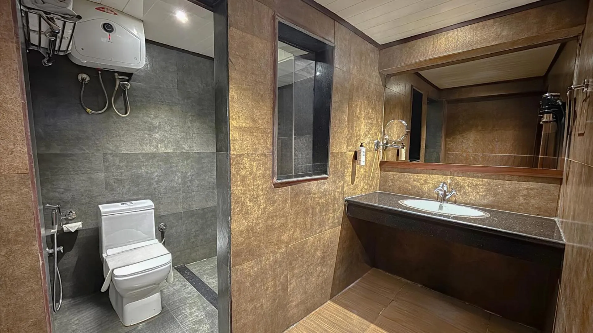 Bathroom in Yashshree Mall Road Darjeeling