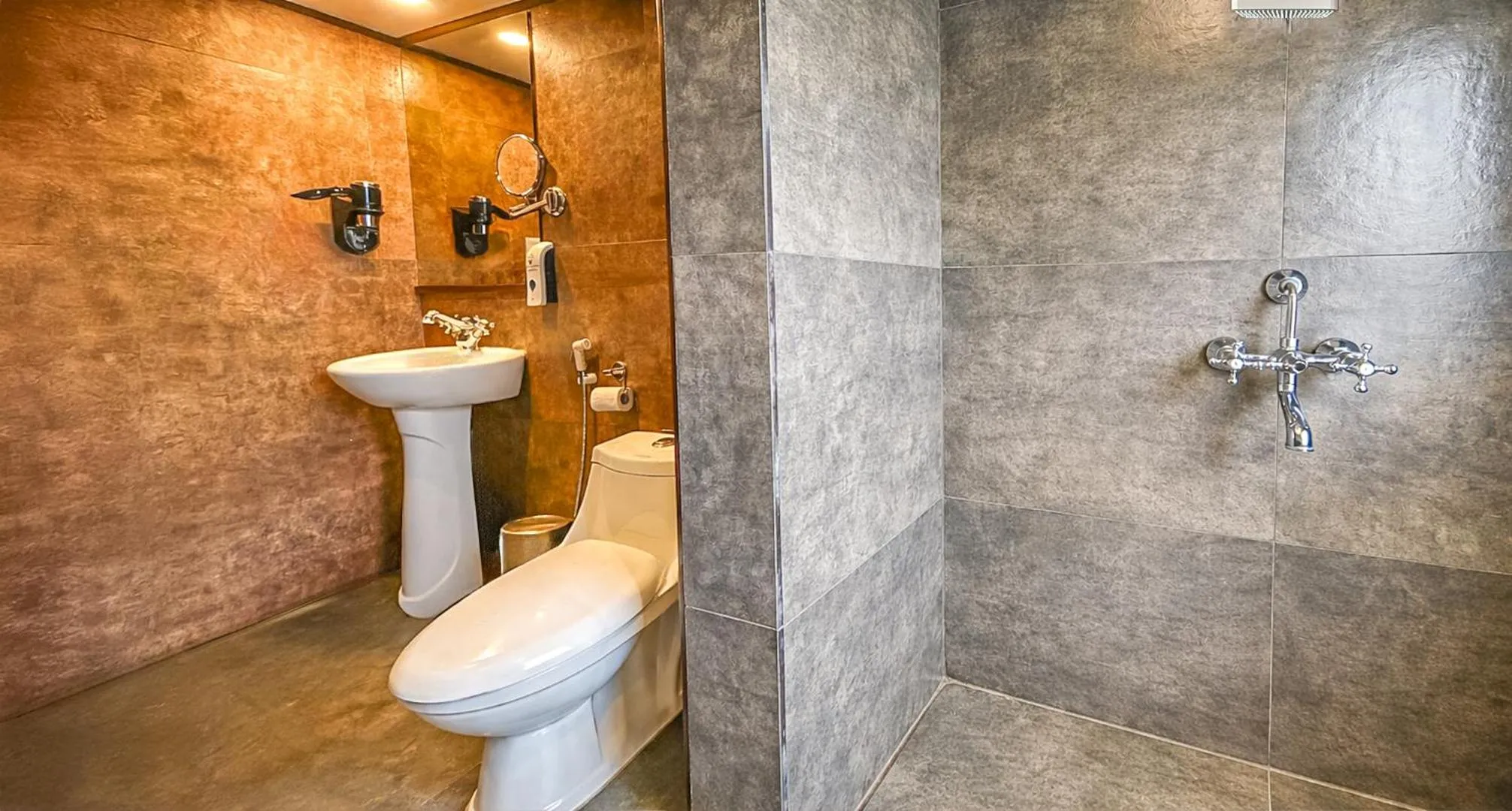 Bathroom in Yashshree Mall Road Darjeeling