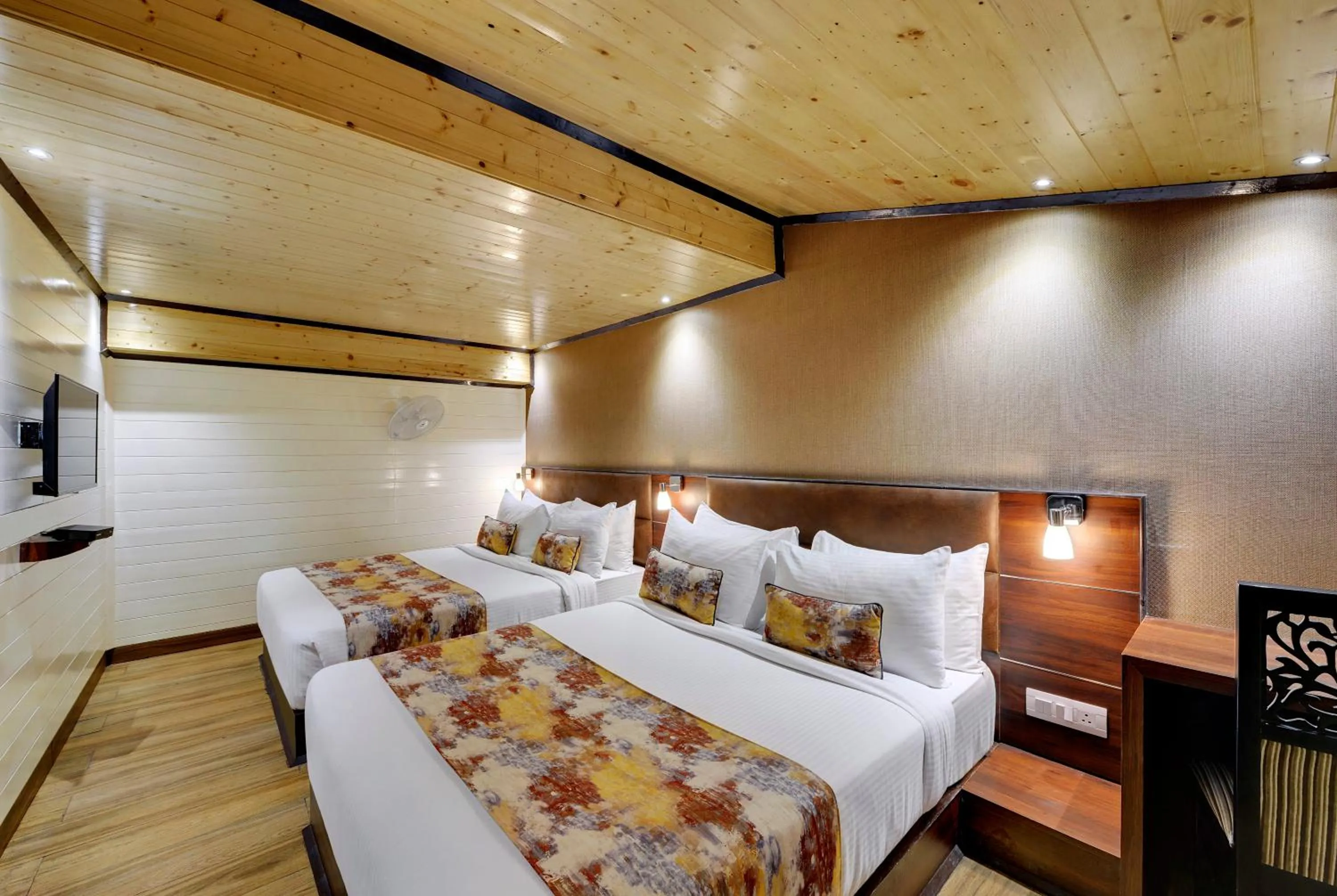 Bedroom, Bed in Yashshree Mall Road Darjeeling