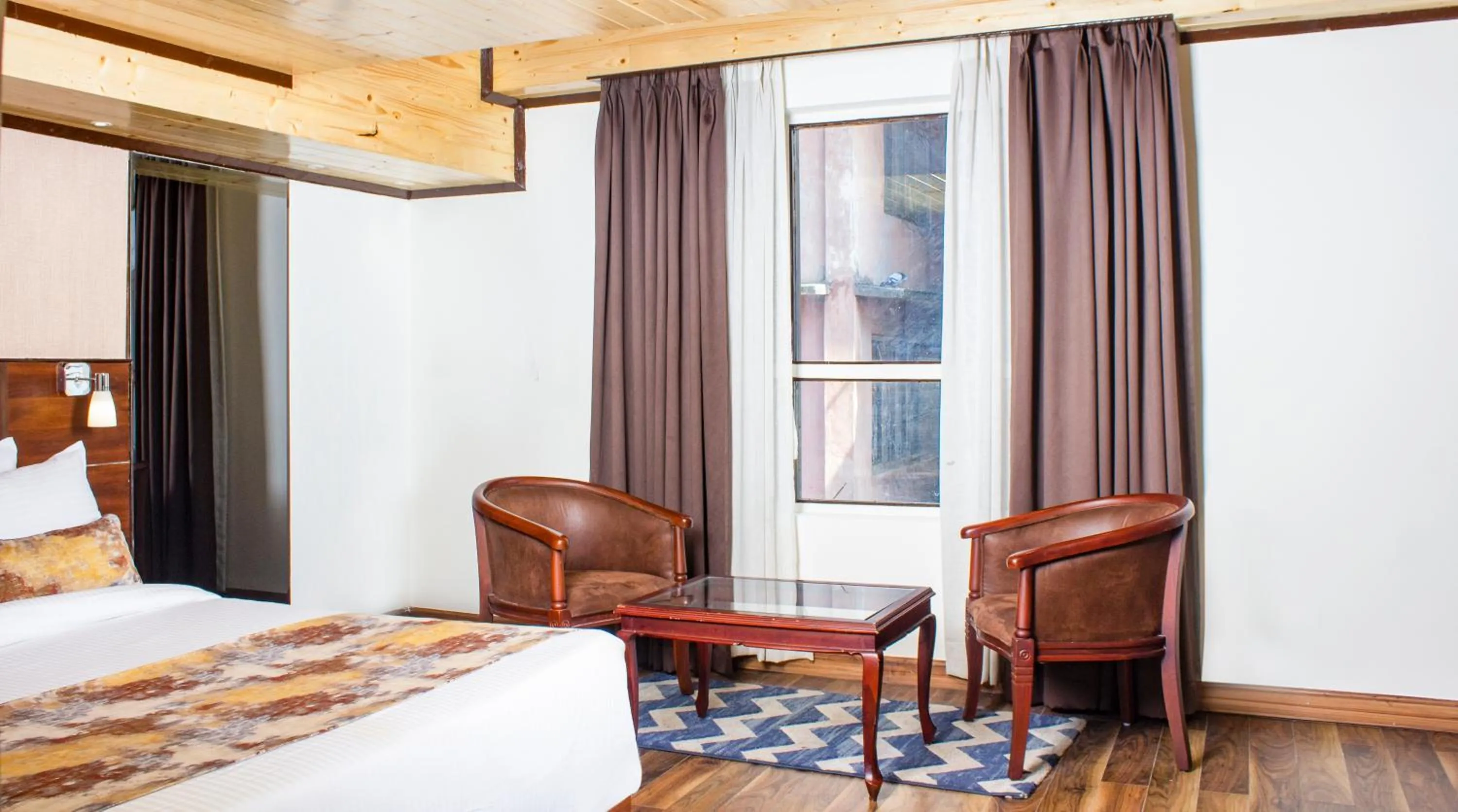 Bedroom, Bed in Yashshree Mall Road Darjeeling