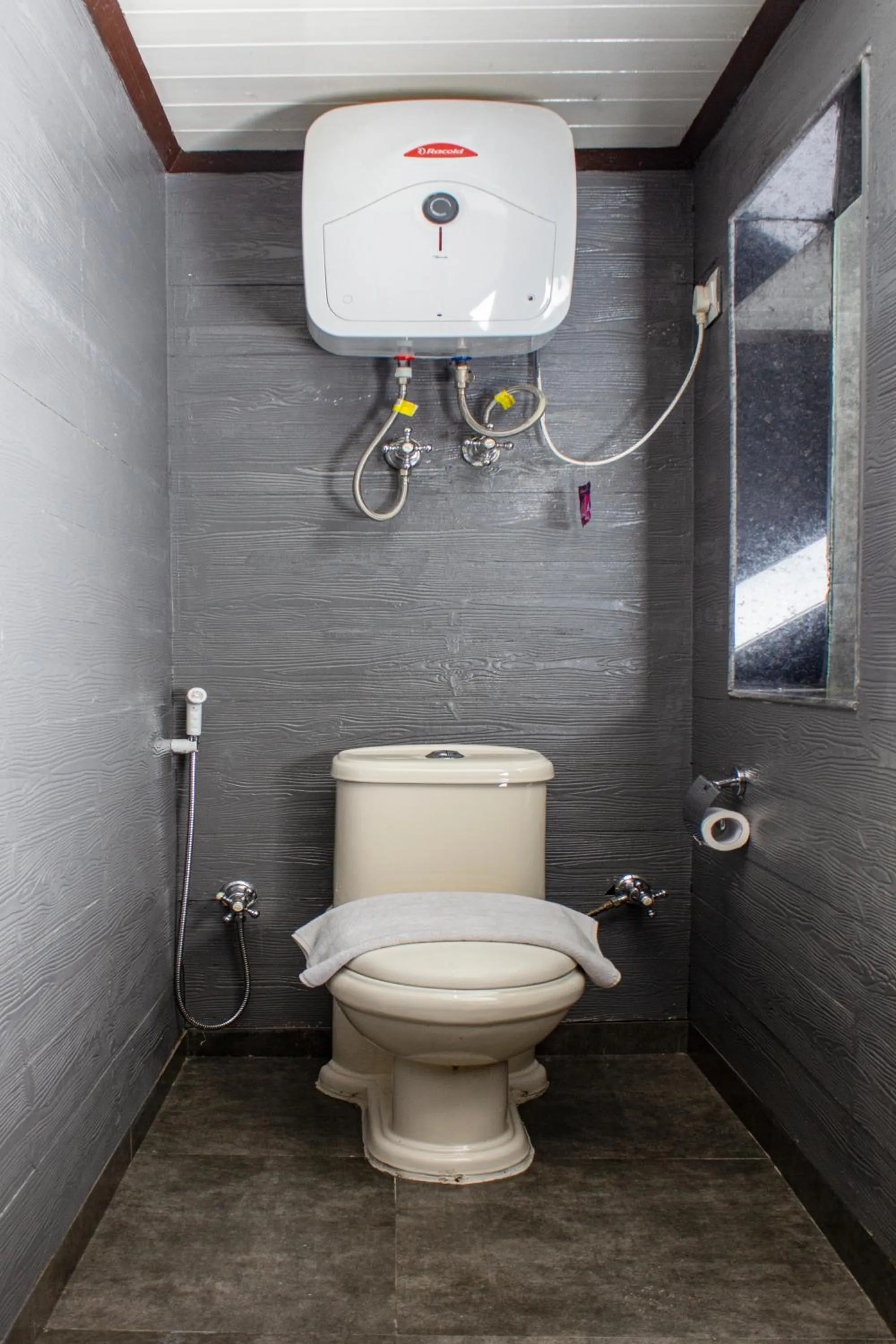 Bathroom in Yashshree Mall Road Darjeeling