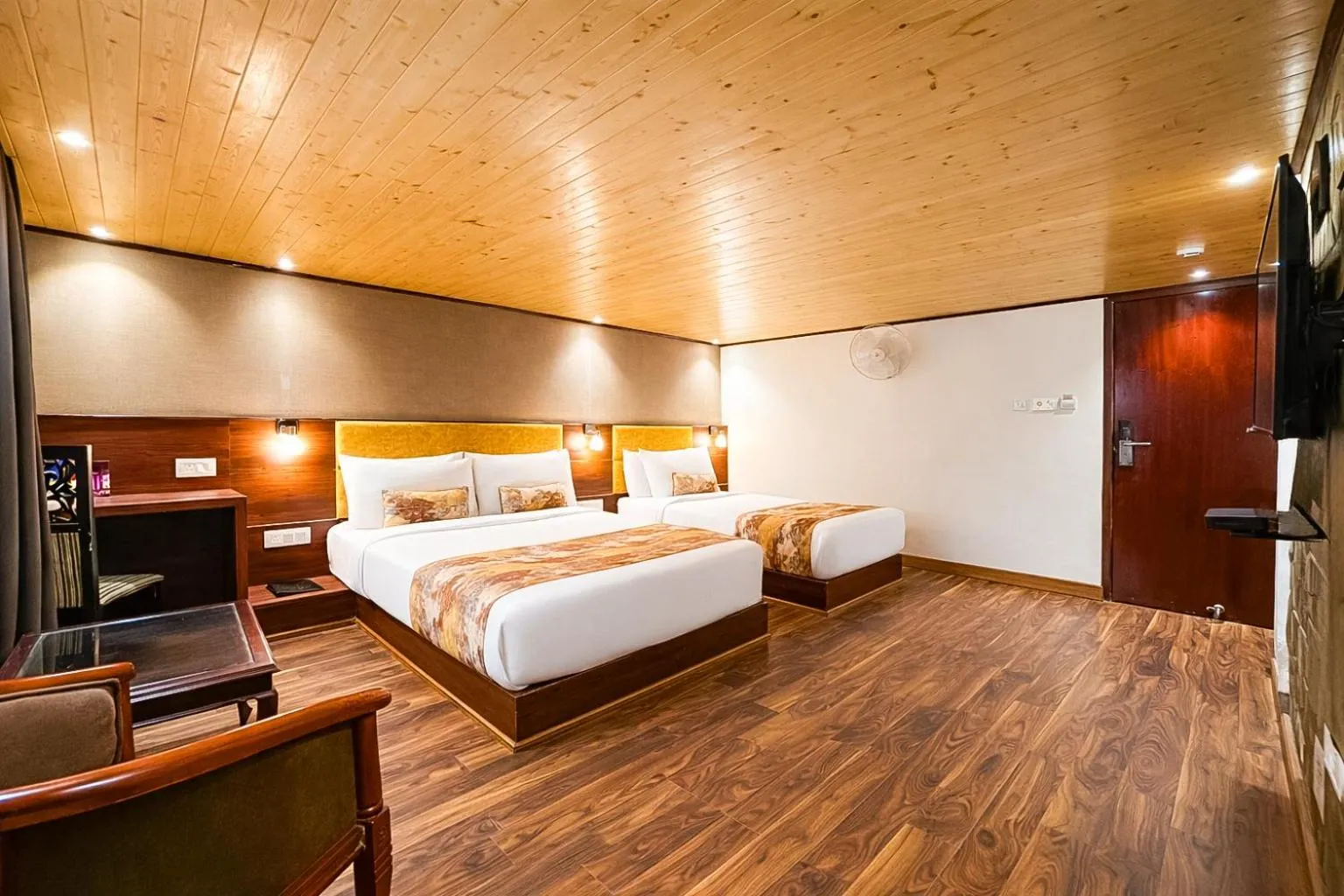 Bedroom, Bed in Yashshree Mall Road Darjeeling