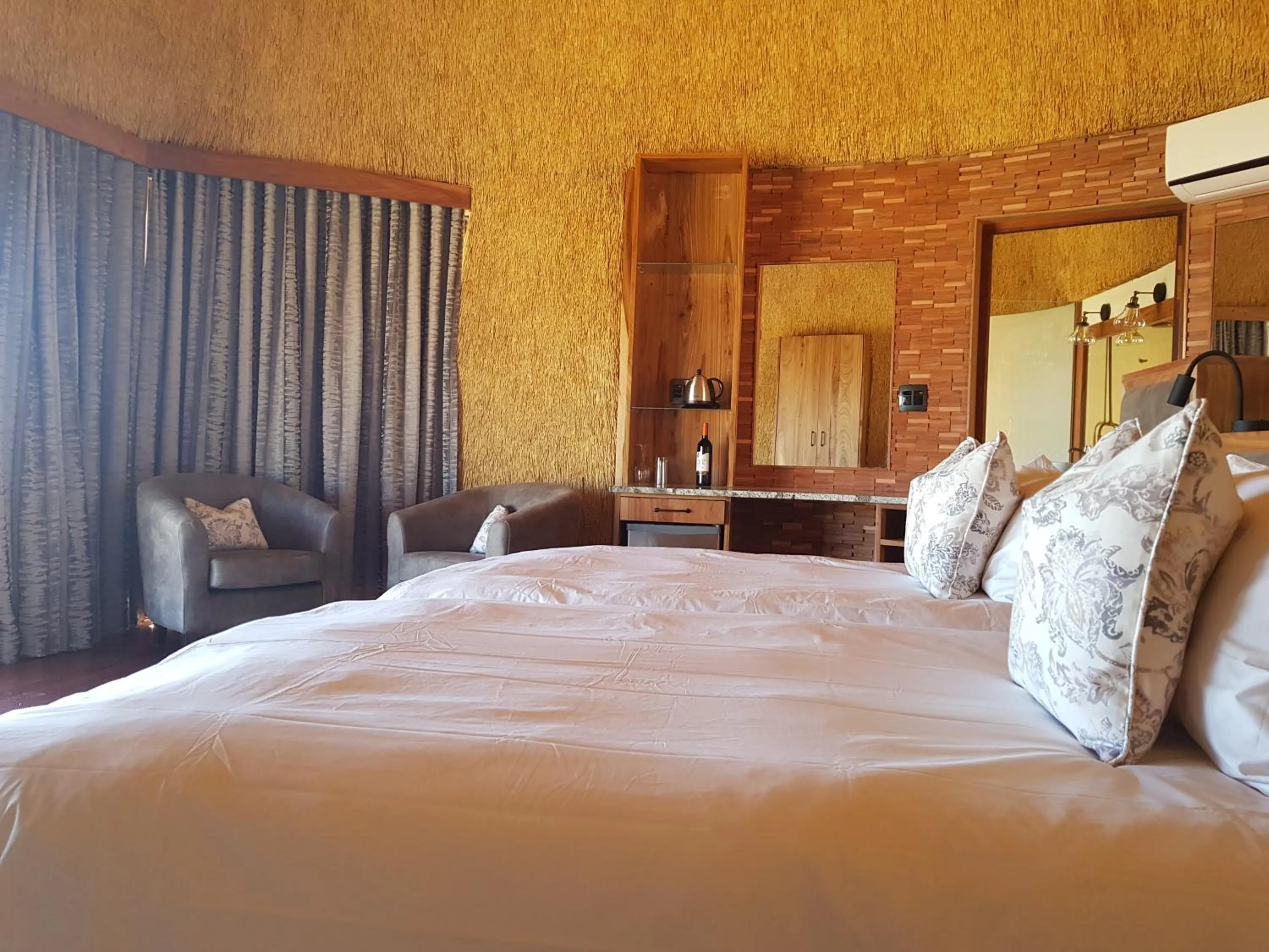 Photo of the whole room, Bed in Desert Hills Lodge