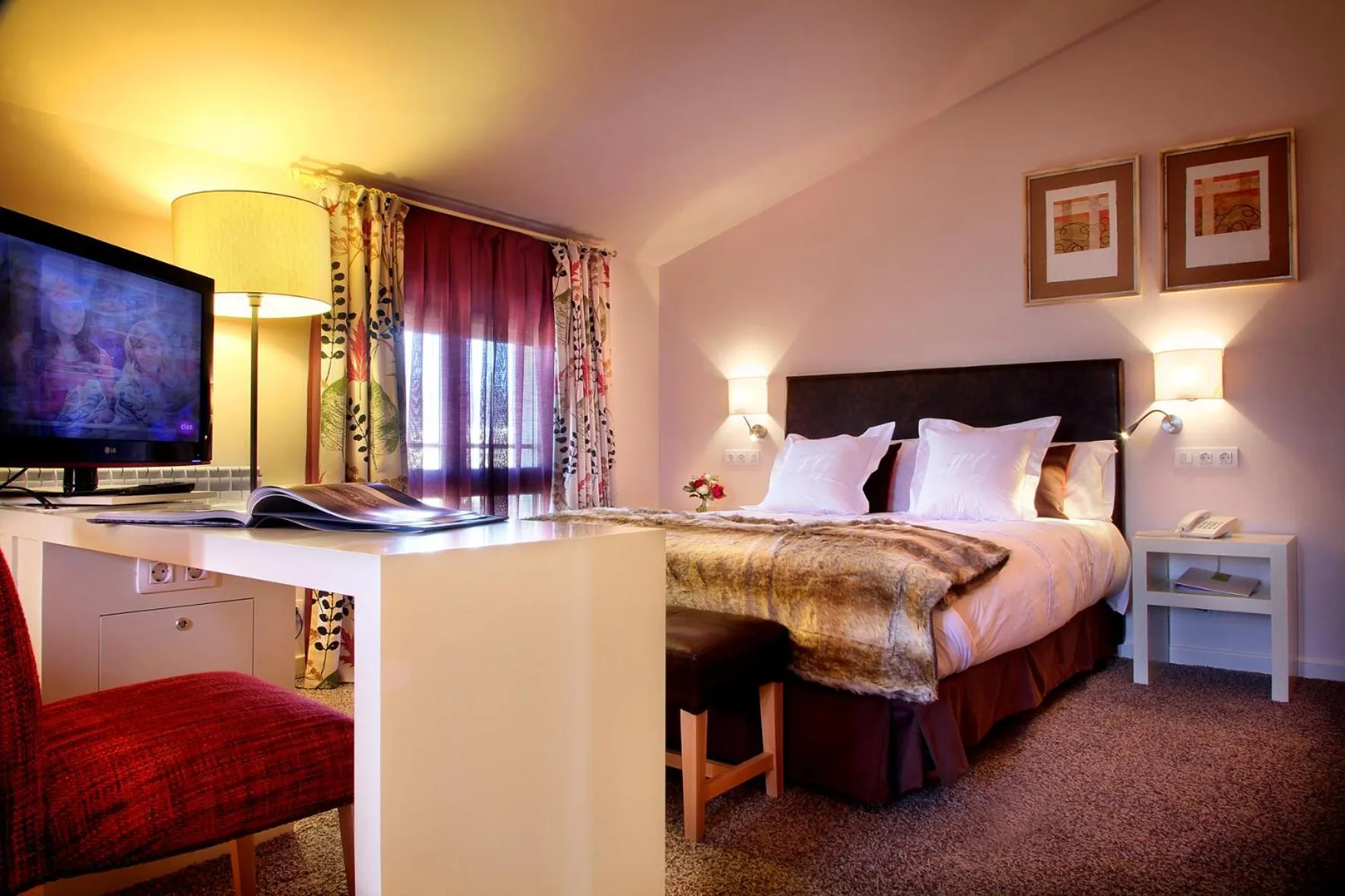 Property building, Bed in Hostería de Guara