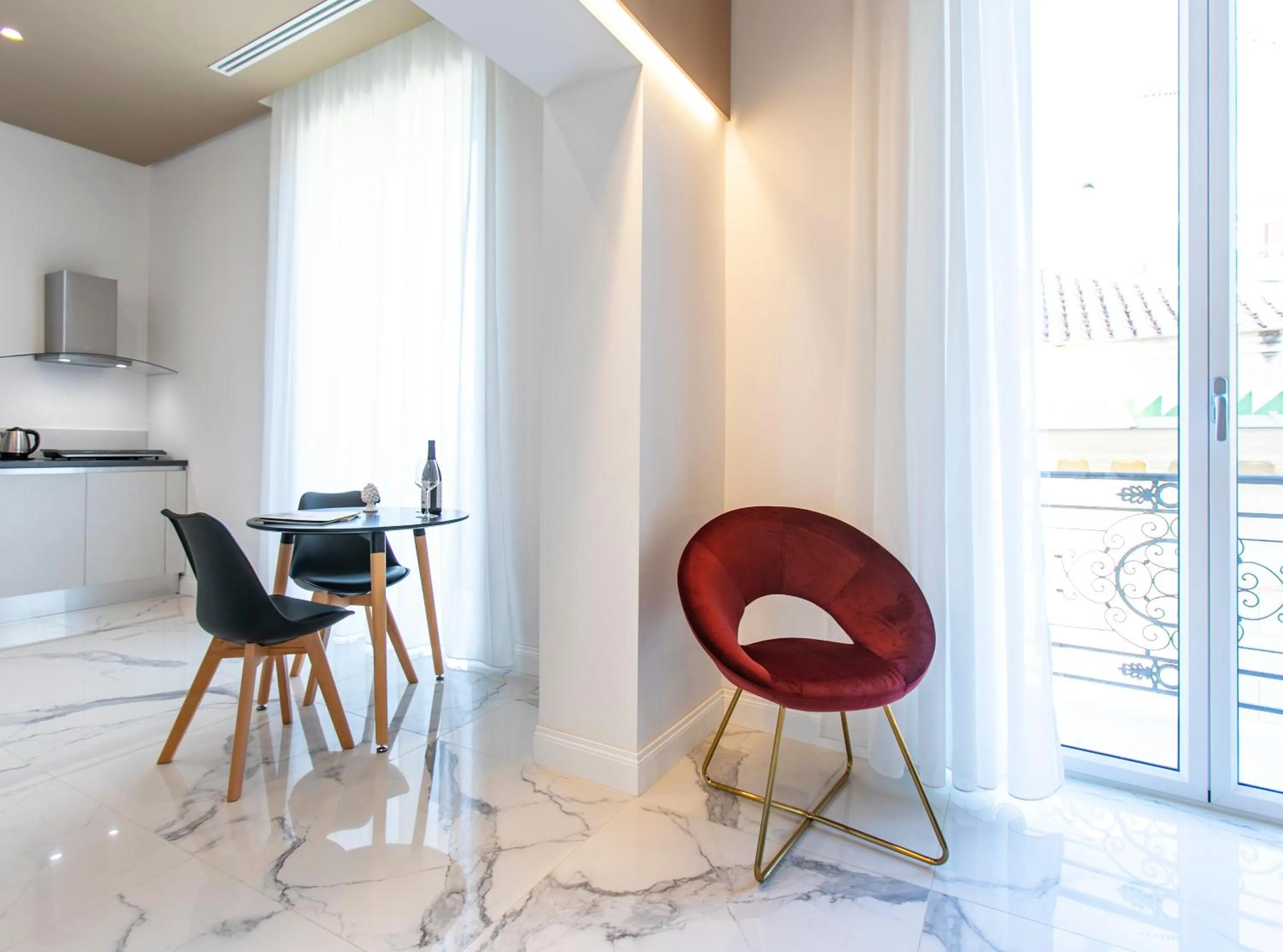 Kitchen or kitchenette in Palazzo Sovrana Serviced Luxury Apartments