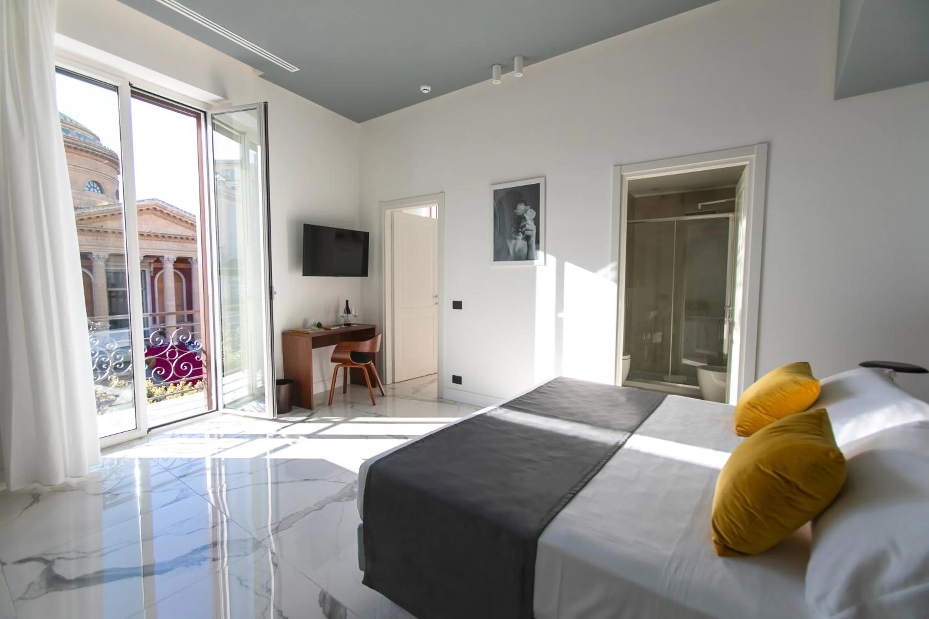 TV and multimedia, Bed in Palazzo Sovrana Serviced Luxury Apartments