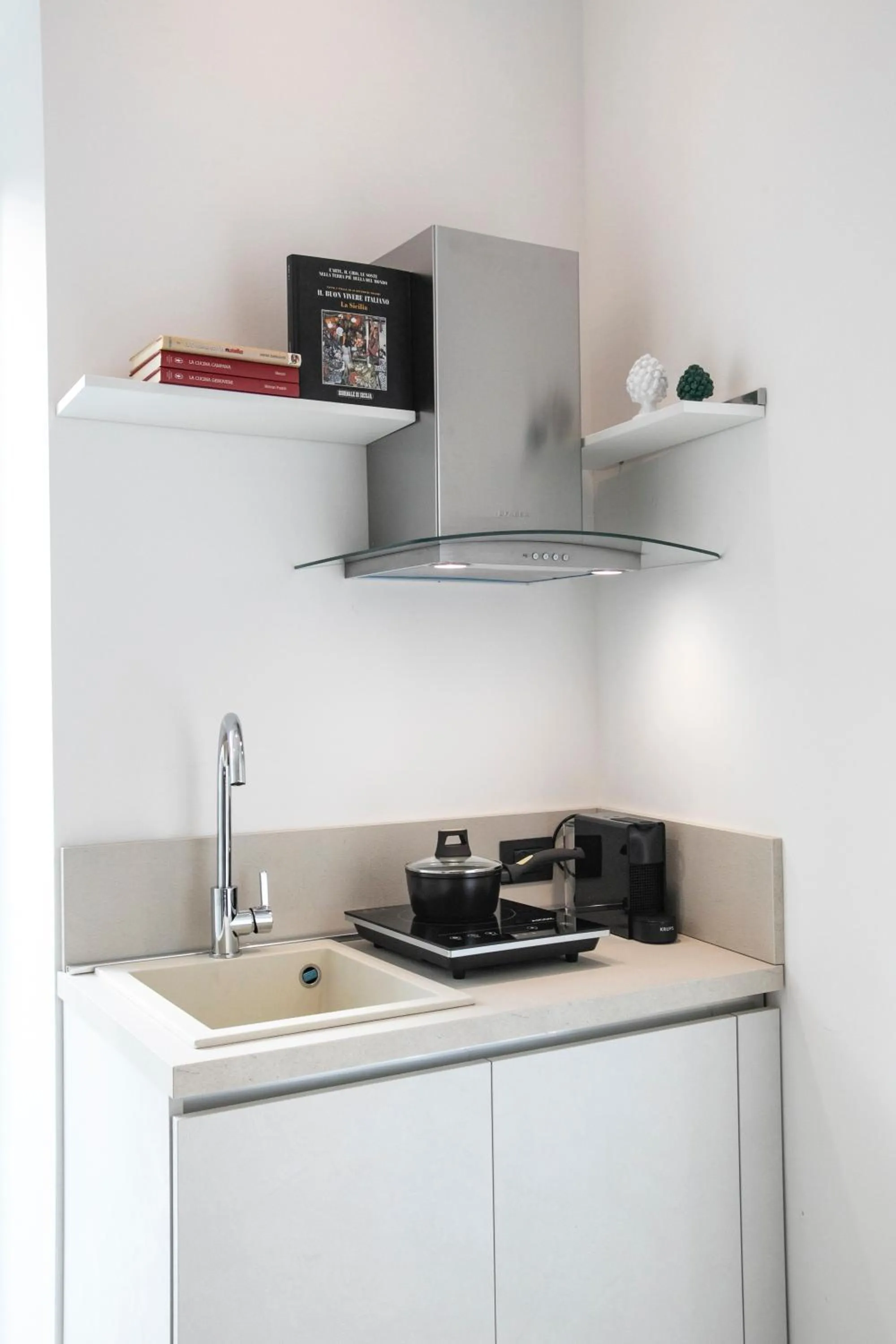 Kitchen or kitchenette in Palazzo Sovrana Serviced Luxury Apartments