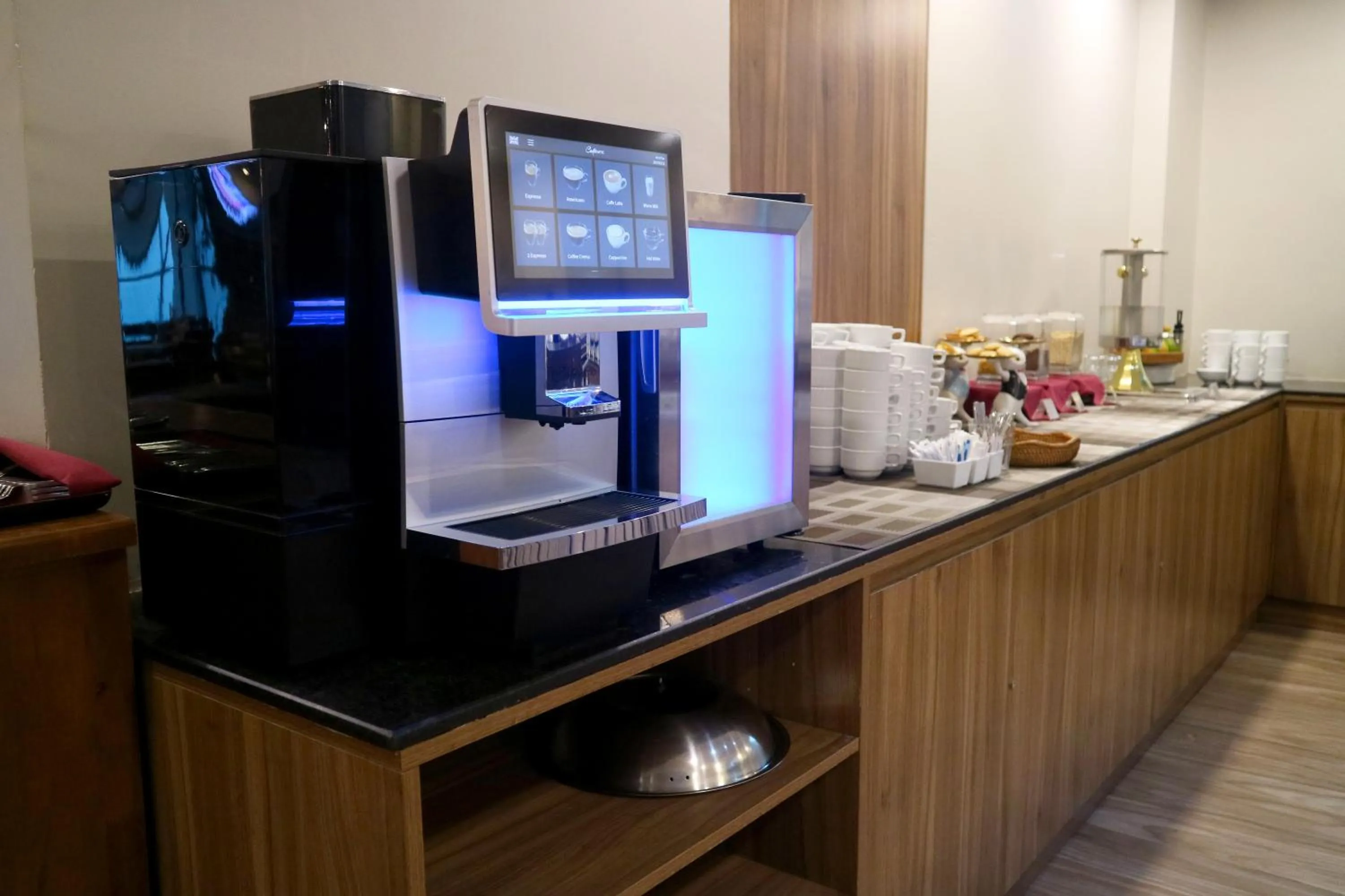 Restaurant/places to eat in HM Grand Central Hotel