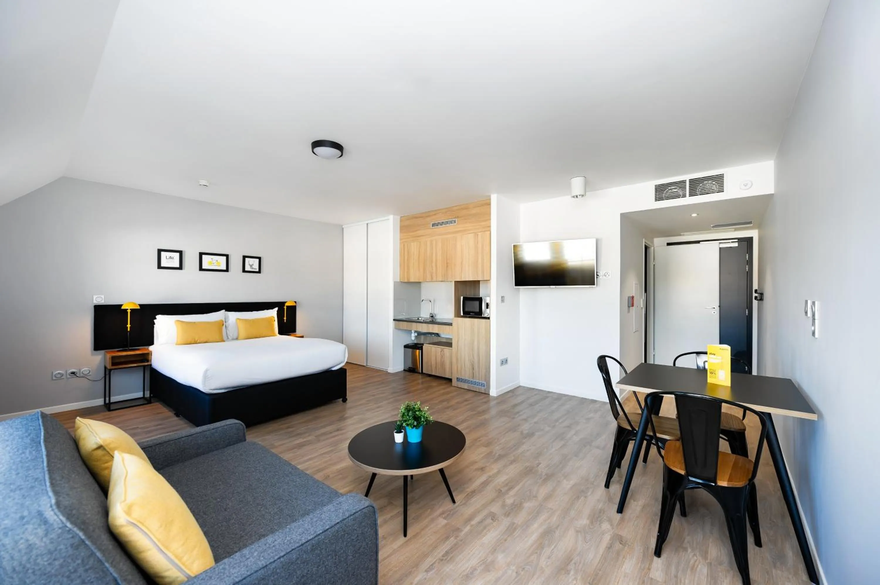 Kitchen or kitchenette, Bed in Staycity Aparthotels near Disneyland Paris