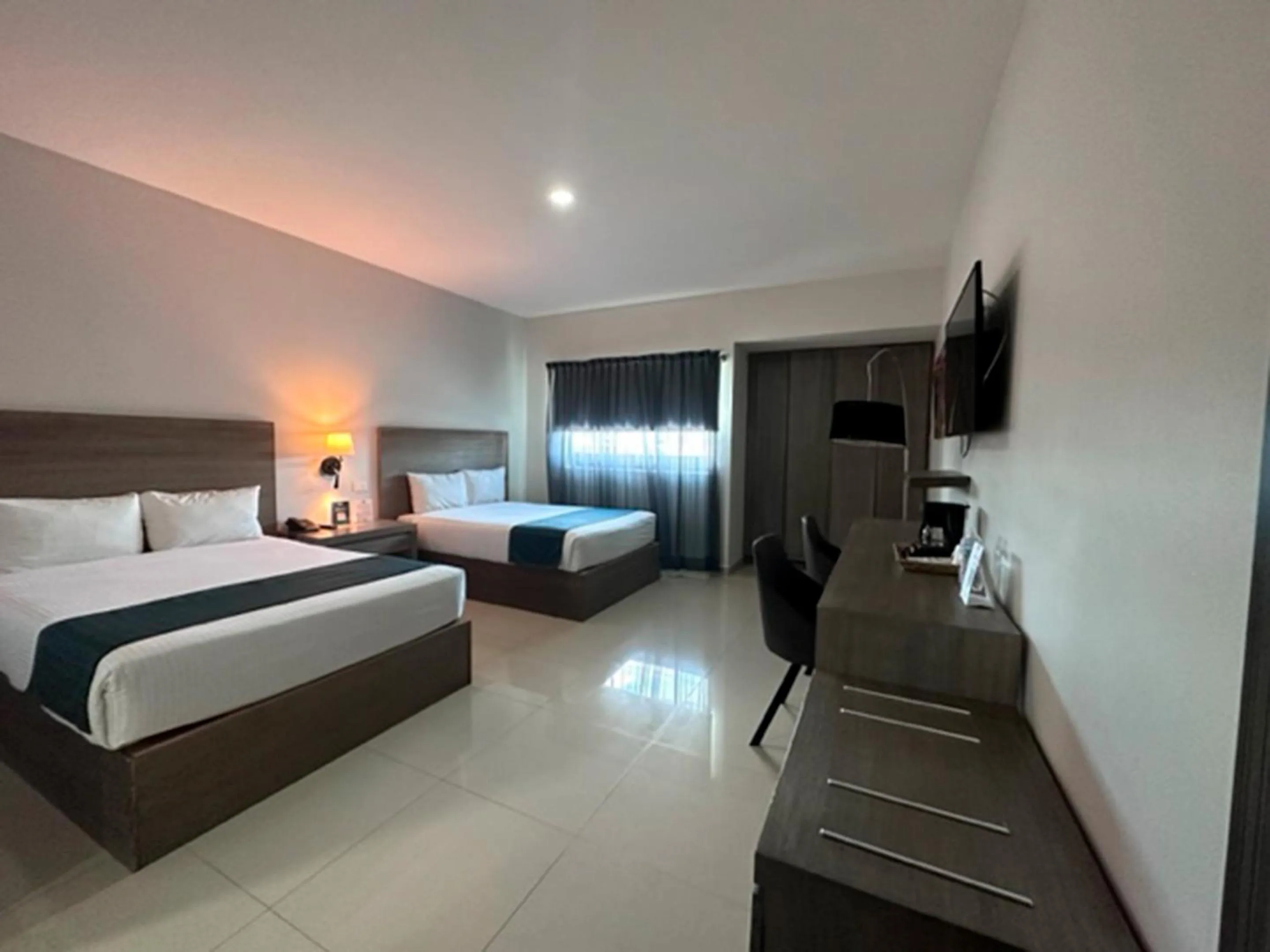 Communal lounge/ TV room, Bed in InHouse Hotel Culiacán