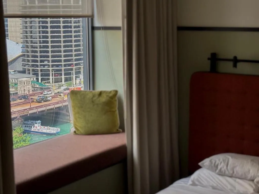 River view, Bed in L7 Chicago by LOTTE