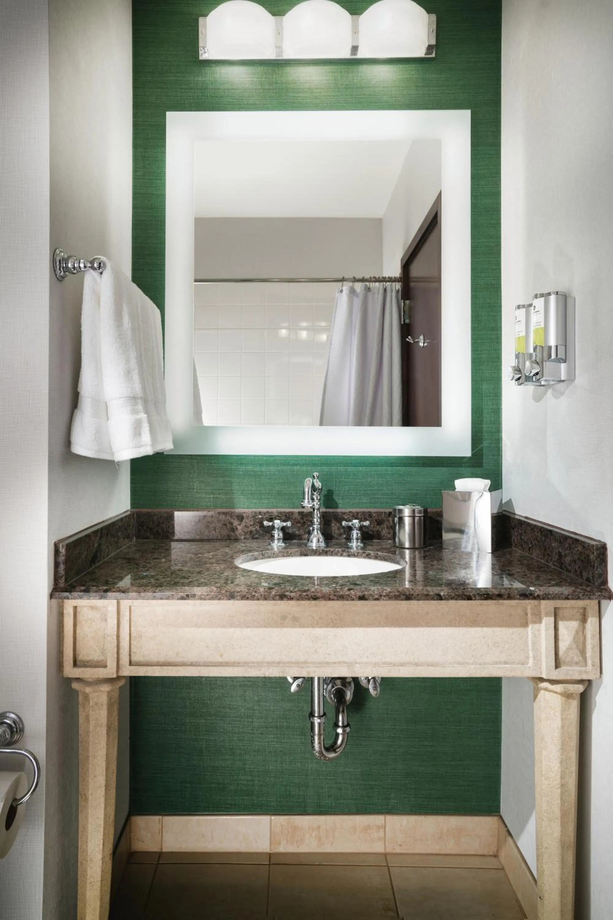 Bathroom in Staypineapple, An Iconic Hotel, The Loop