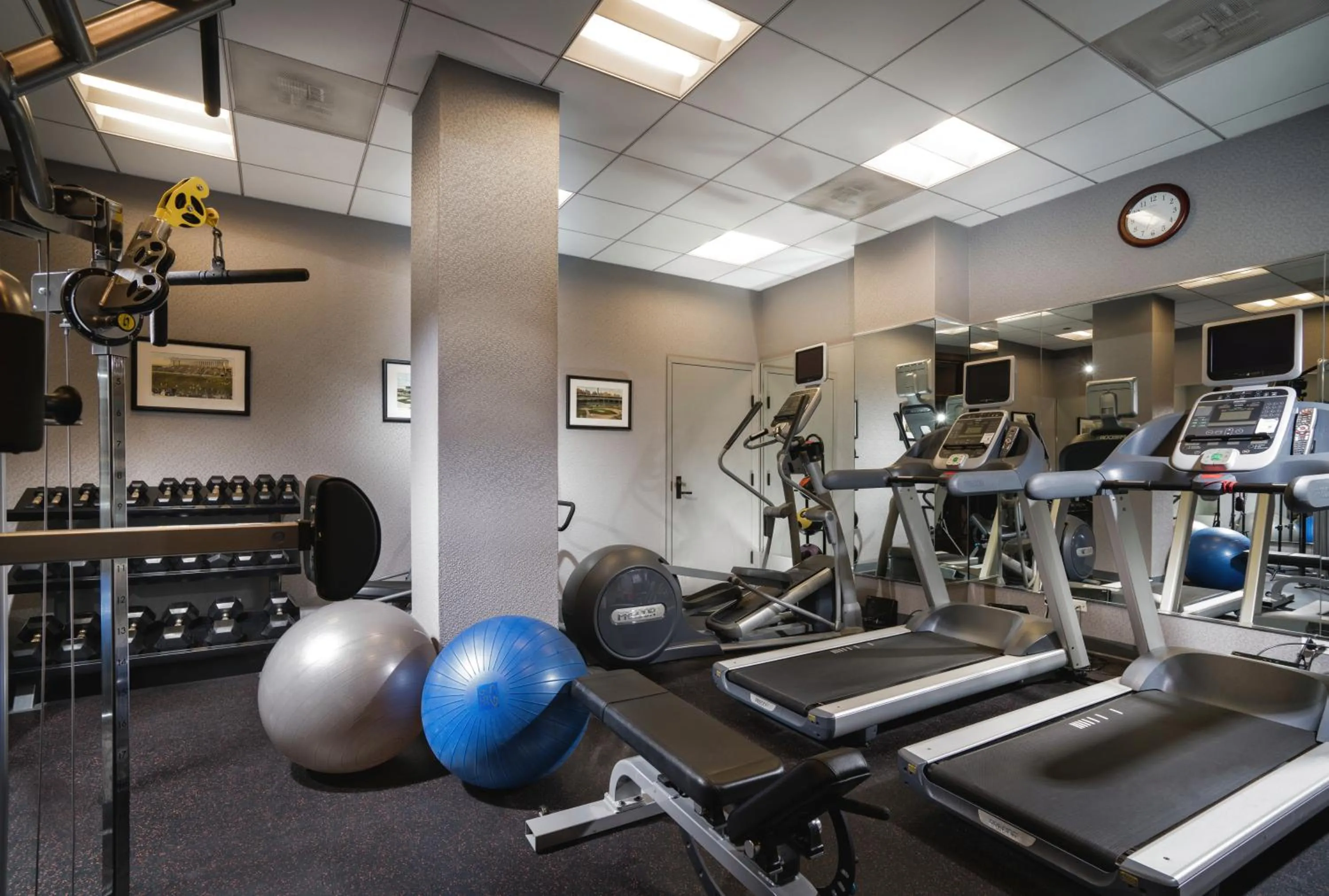 Fitness centre/facilities in Staypineapple, An Iconic Hotel, The Loop