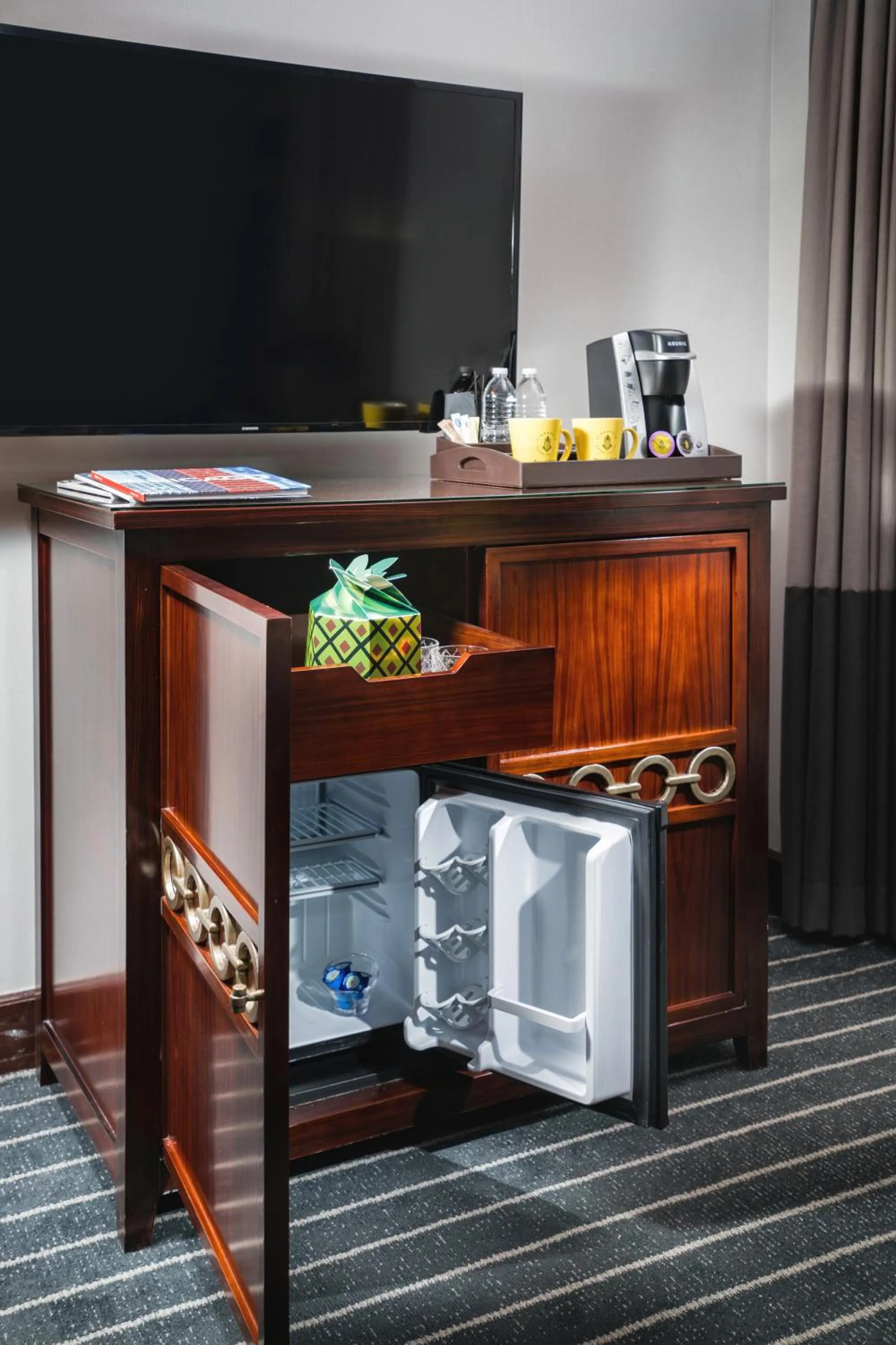 TV and multimedia in Staypineapple, An Iconic Hotel, The Loop