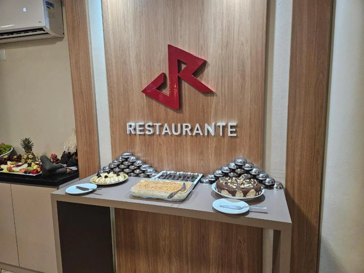 Restaurant/places to eat in De Rose Praia Hotel