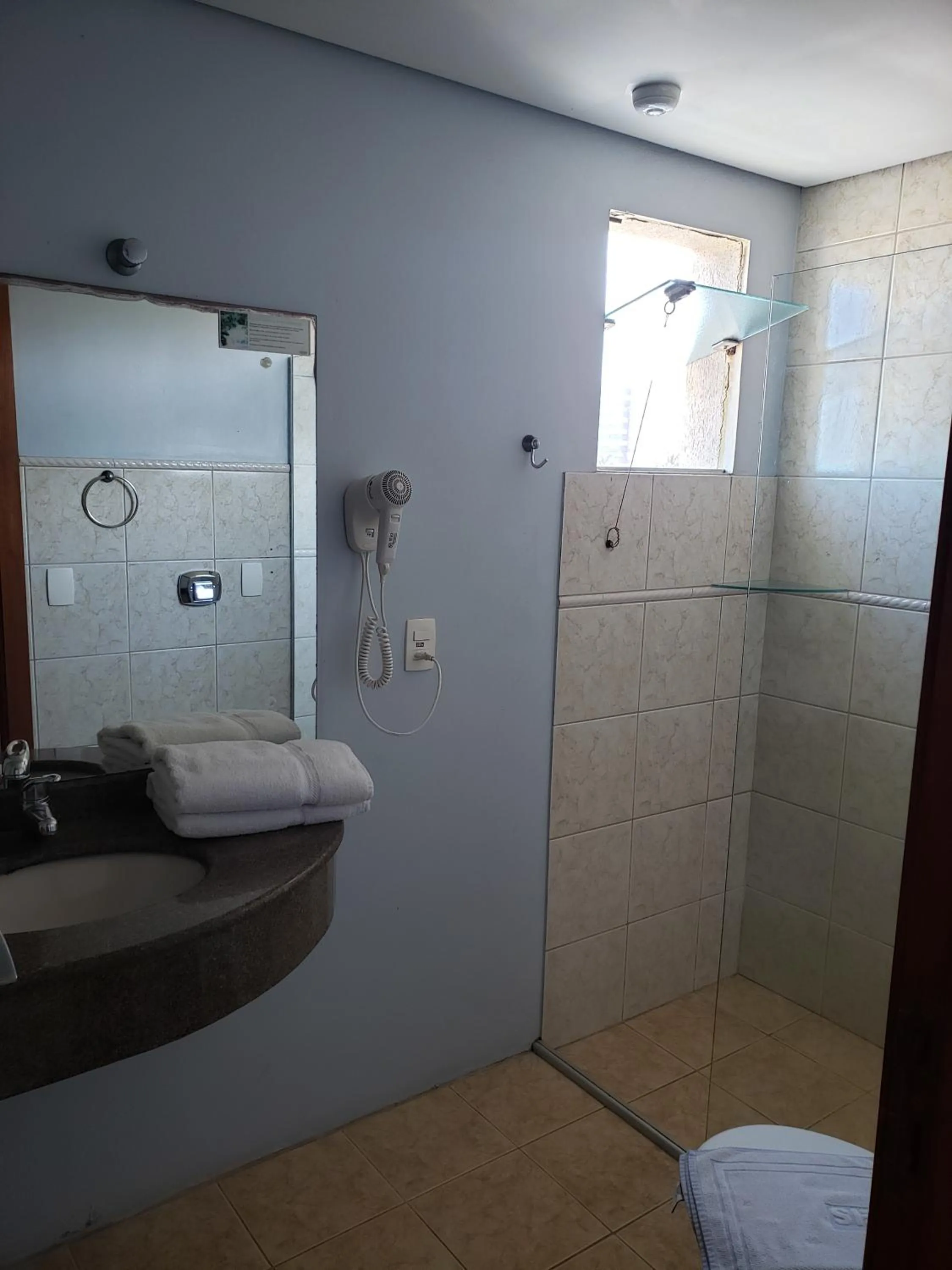 Bathroom in De Rose Praia Hotel