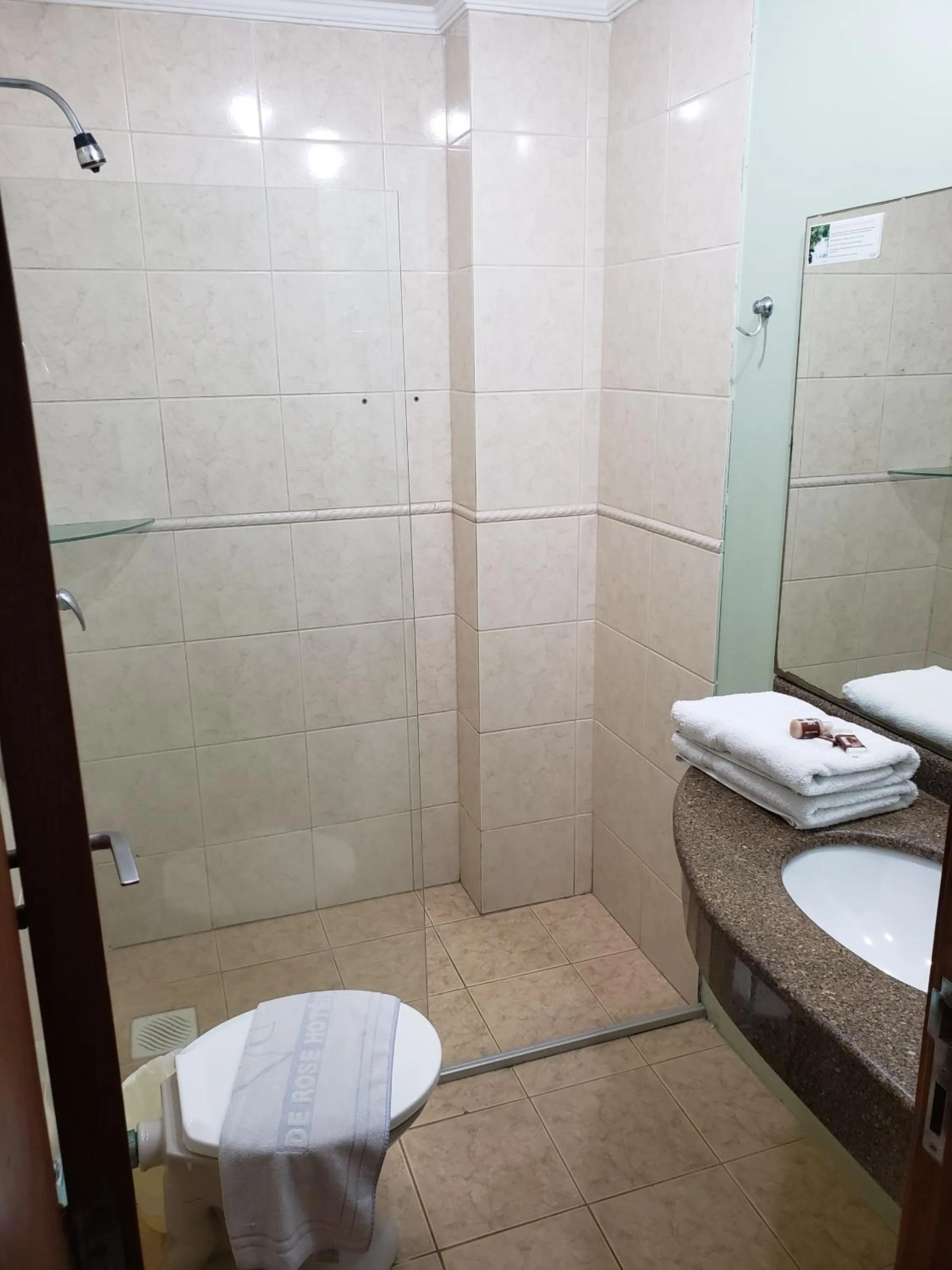 Bathroom in De Rose Praia Hotel