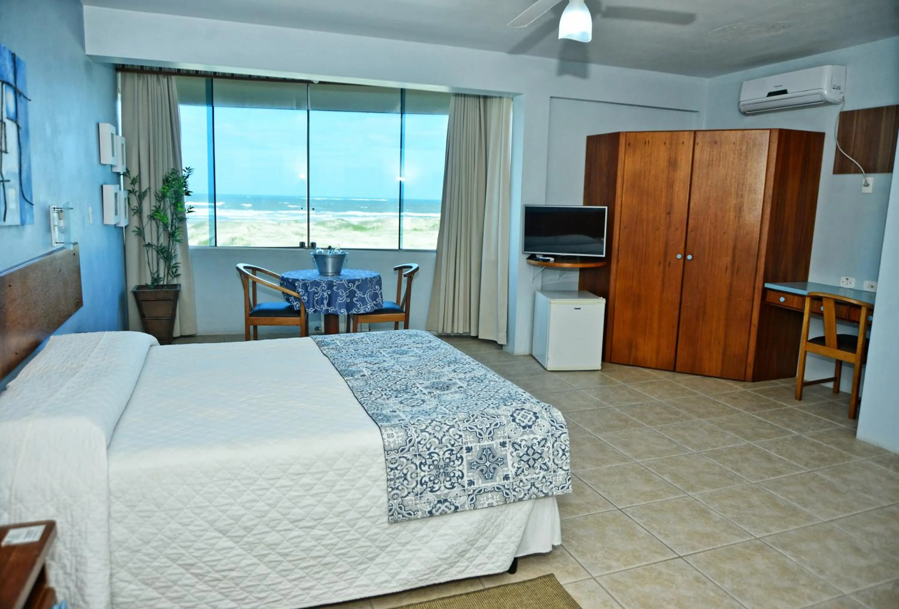 Photo of the whole room, Bed in De Rose Praia Hotel