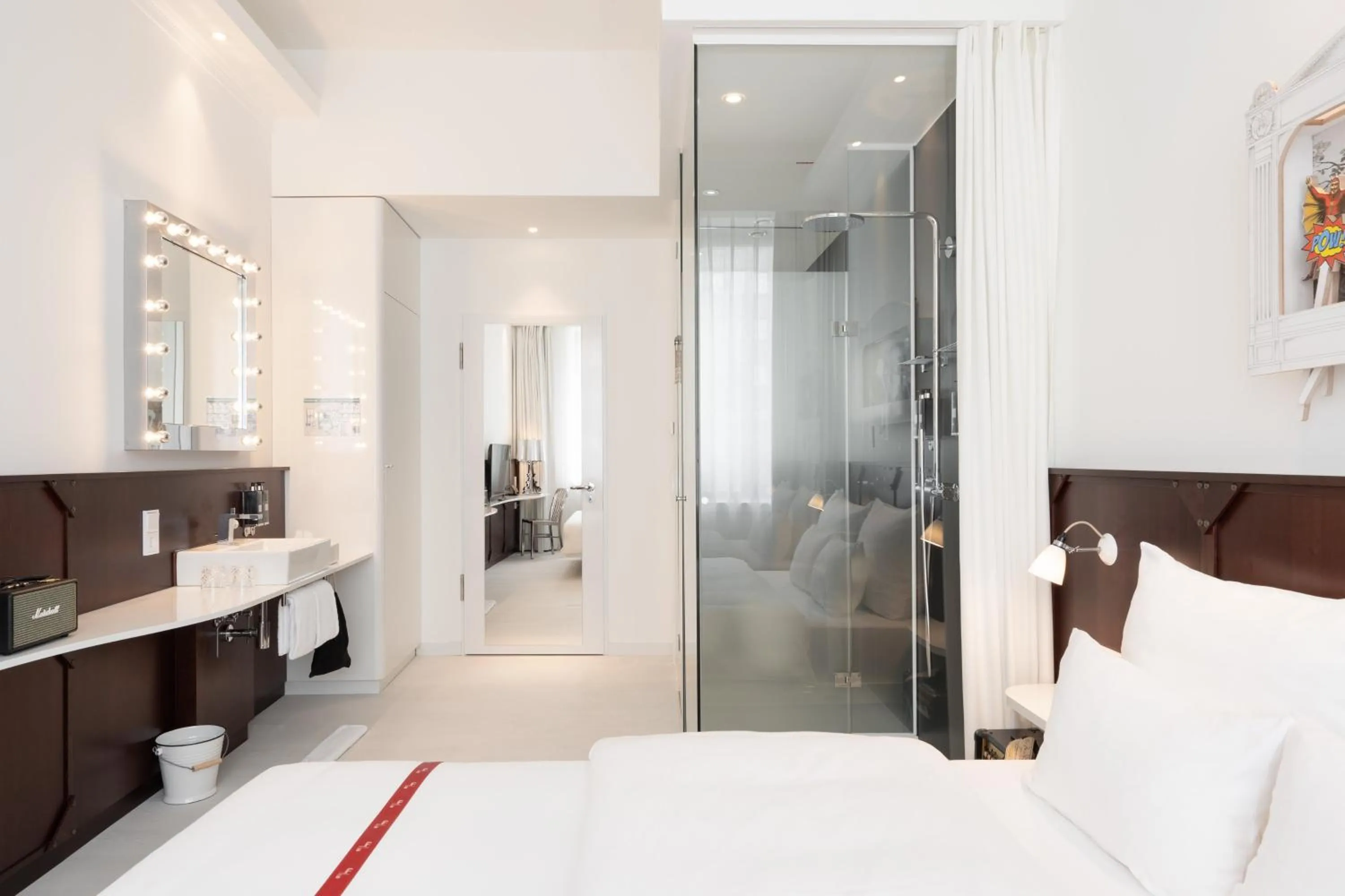 Bathroom, Bed in Ruby Leni Hotel Dusseldorf