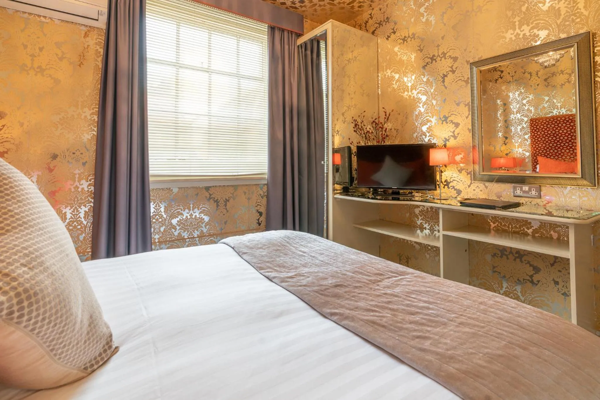 Bedroom, Bed in Blanch House