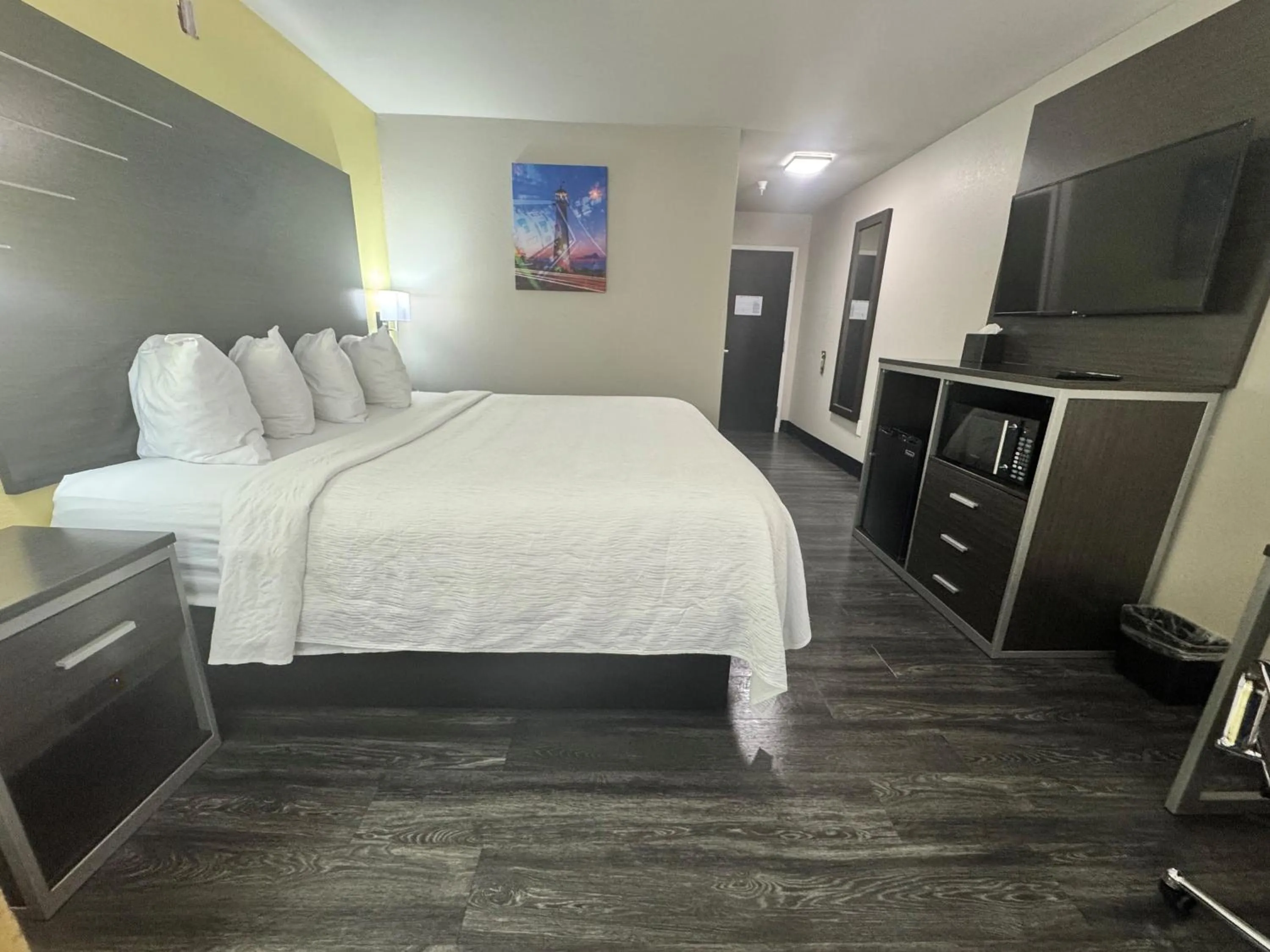 Photo of the whole room, Bed in Wingate by Wyndham Biloxi - Ocean Springs