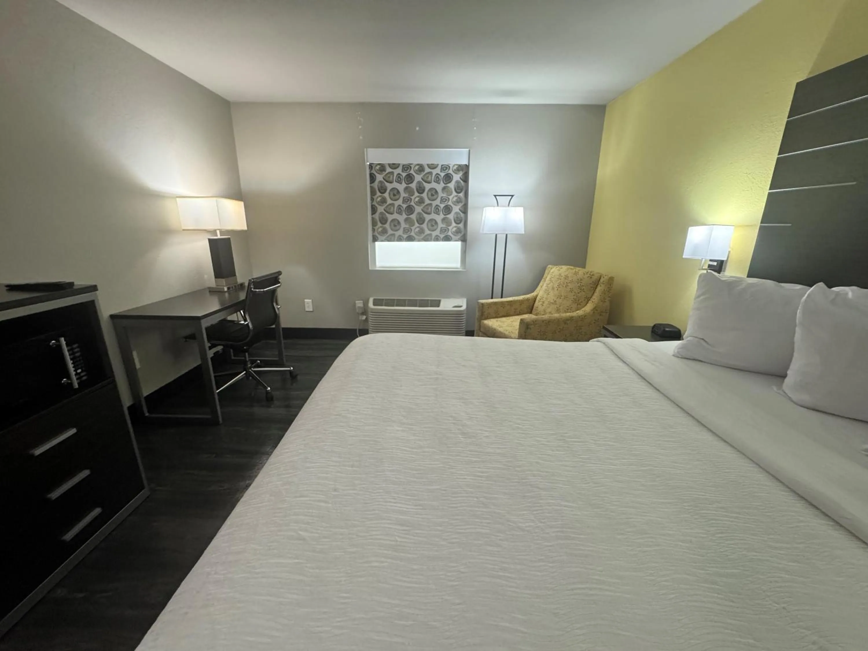 Photo of the whole room, Bed in Wingate by Wyndham Biloxi - Ocean Springs
