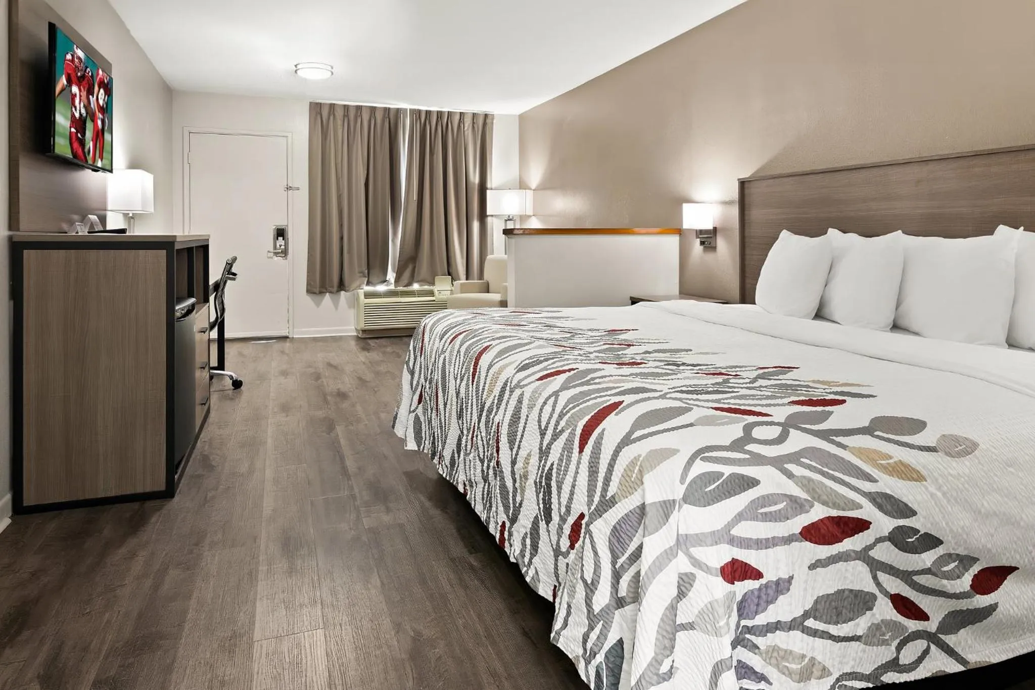 Photo of the whole room, Bed in Red Roof Inn & Suites Monroe, NC