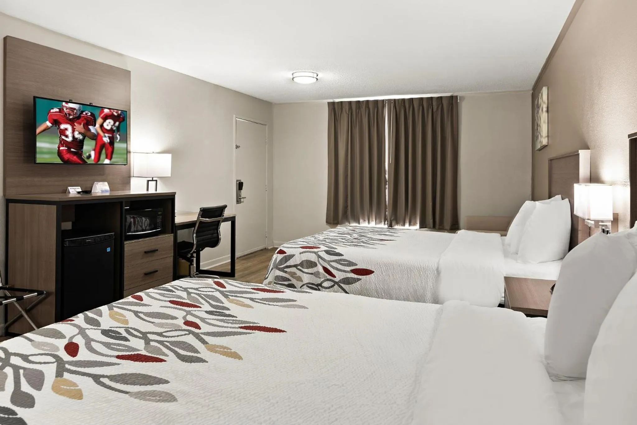 Photo of the whole room, Bed in Red Roof Inn & Suites Monroe, NC