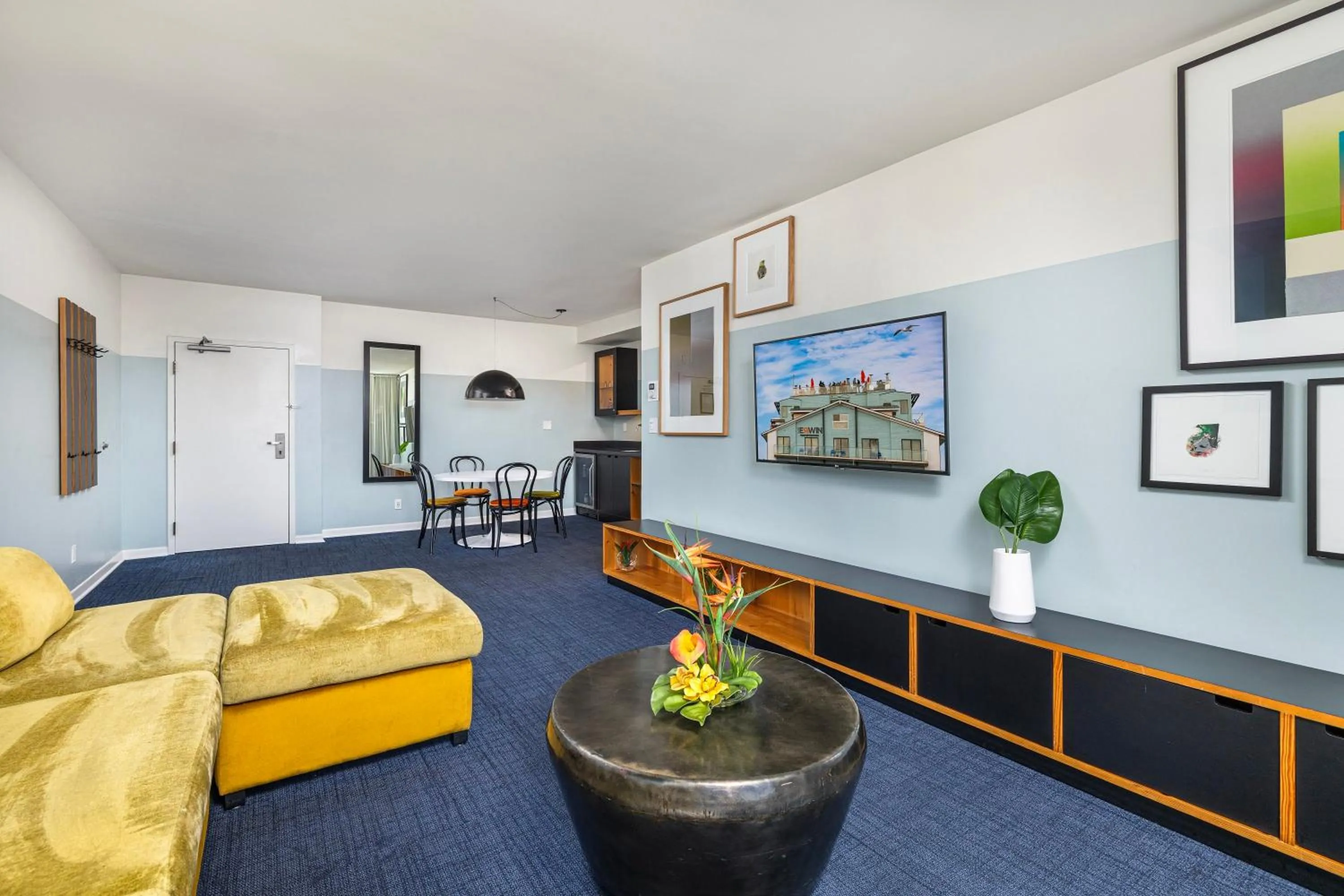 Photo of the whole room in Hotel Erwin Venice Beach