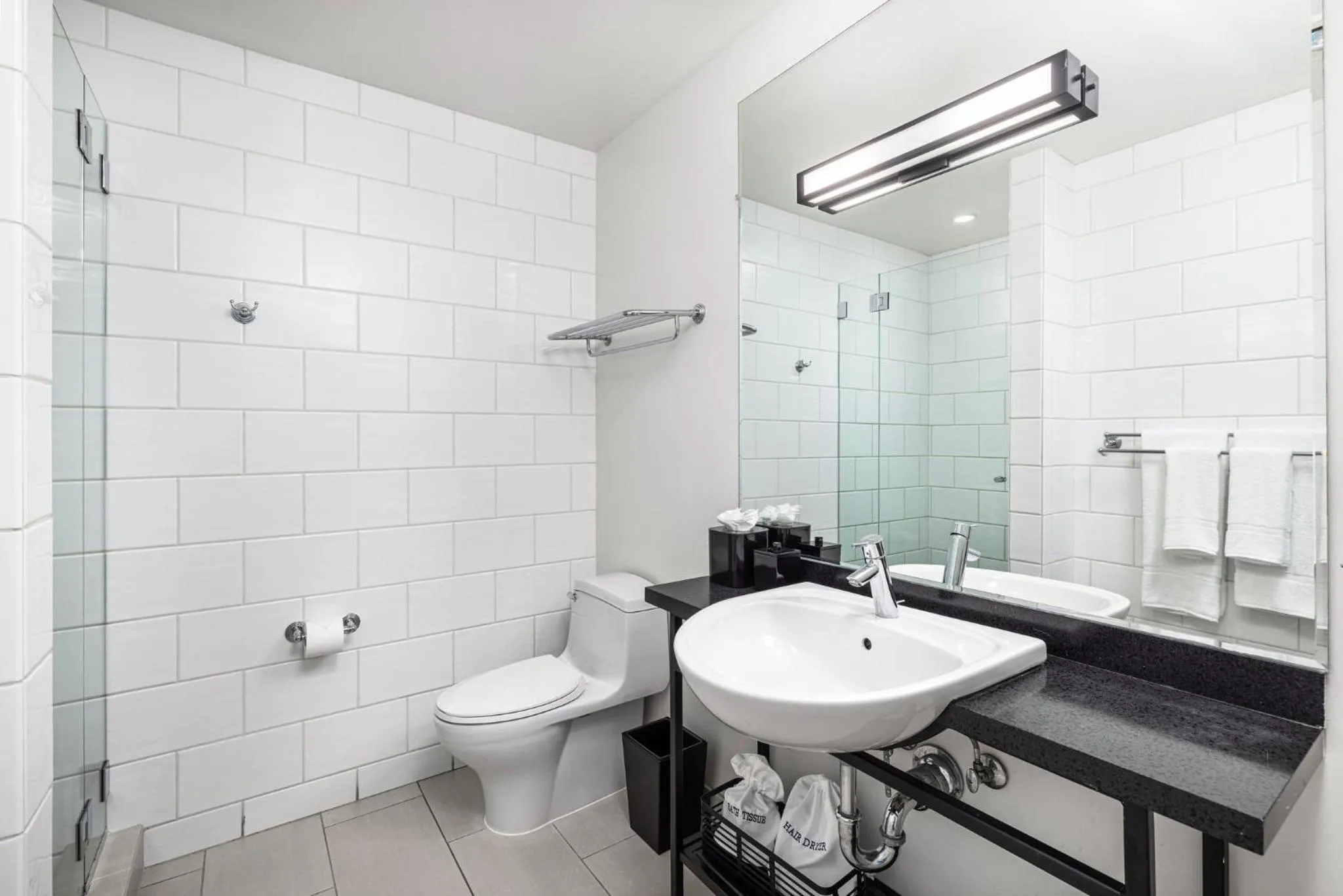 Bathroom in Hotel Erwin Venice Beach