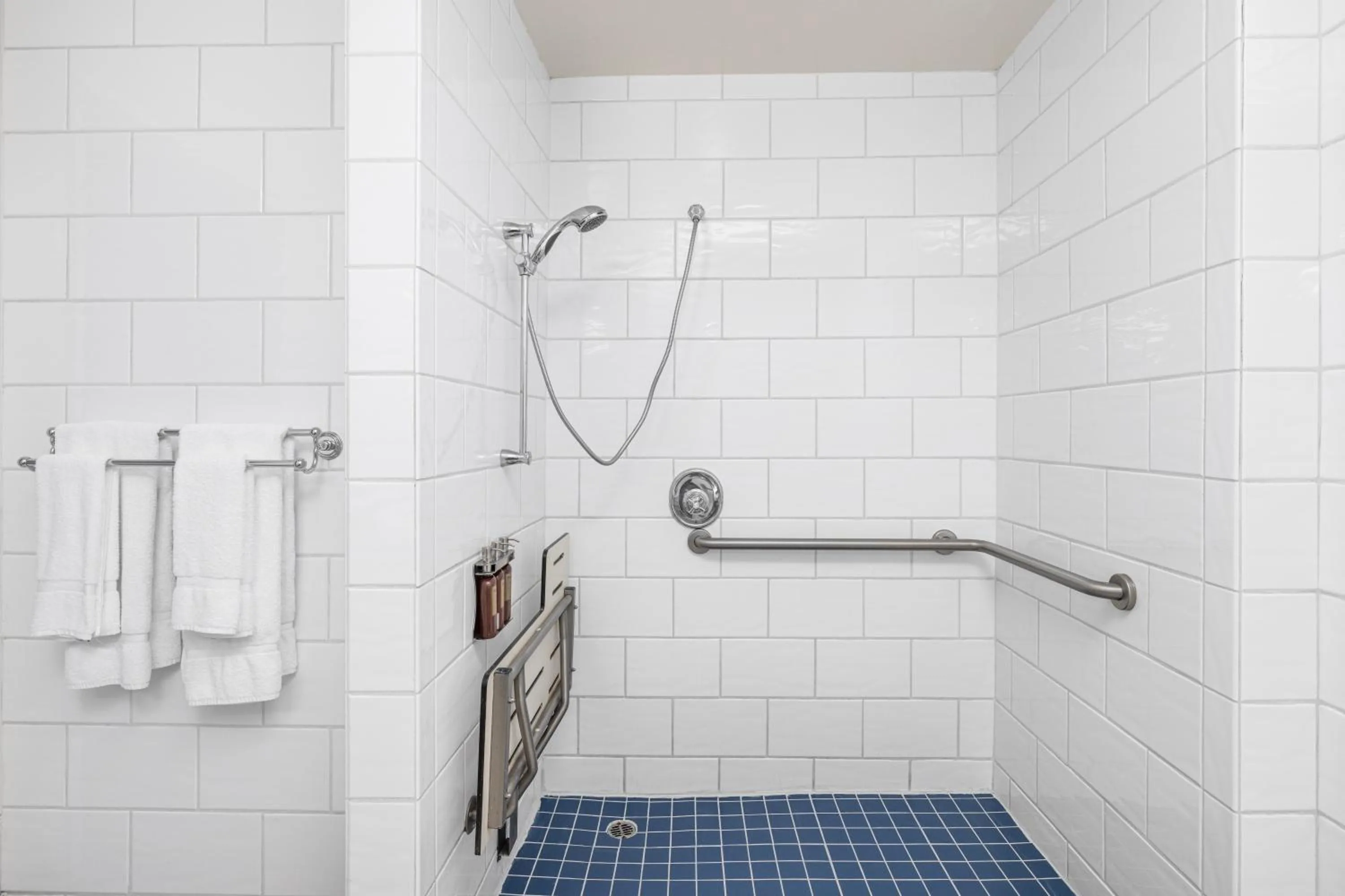 Shower in Hotel Erwin Venice Beach