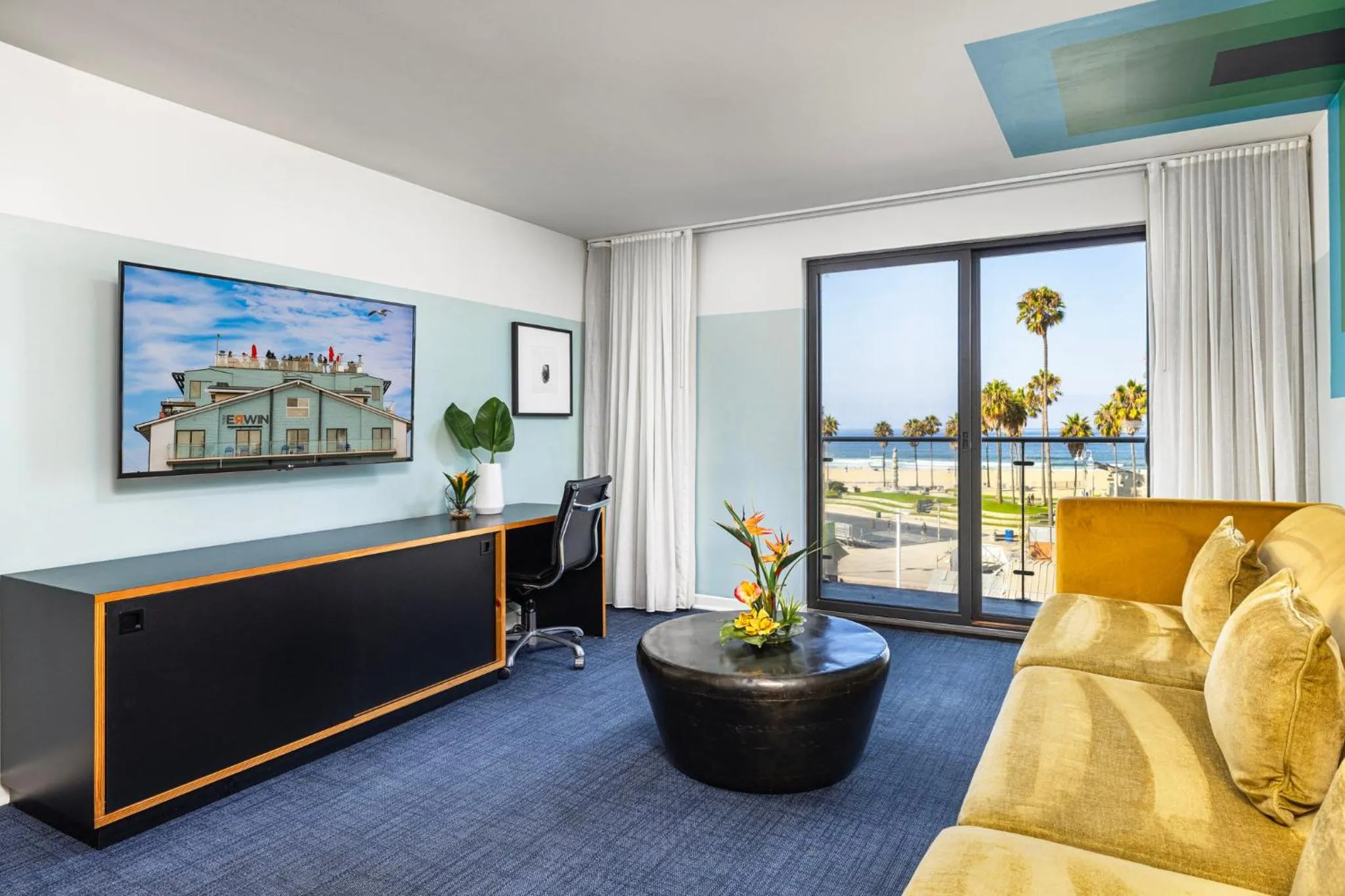 Photo of the whole room in Hotel Erwin Venice Beach