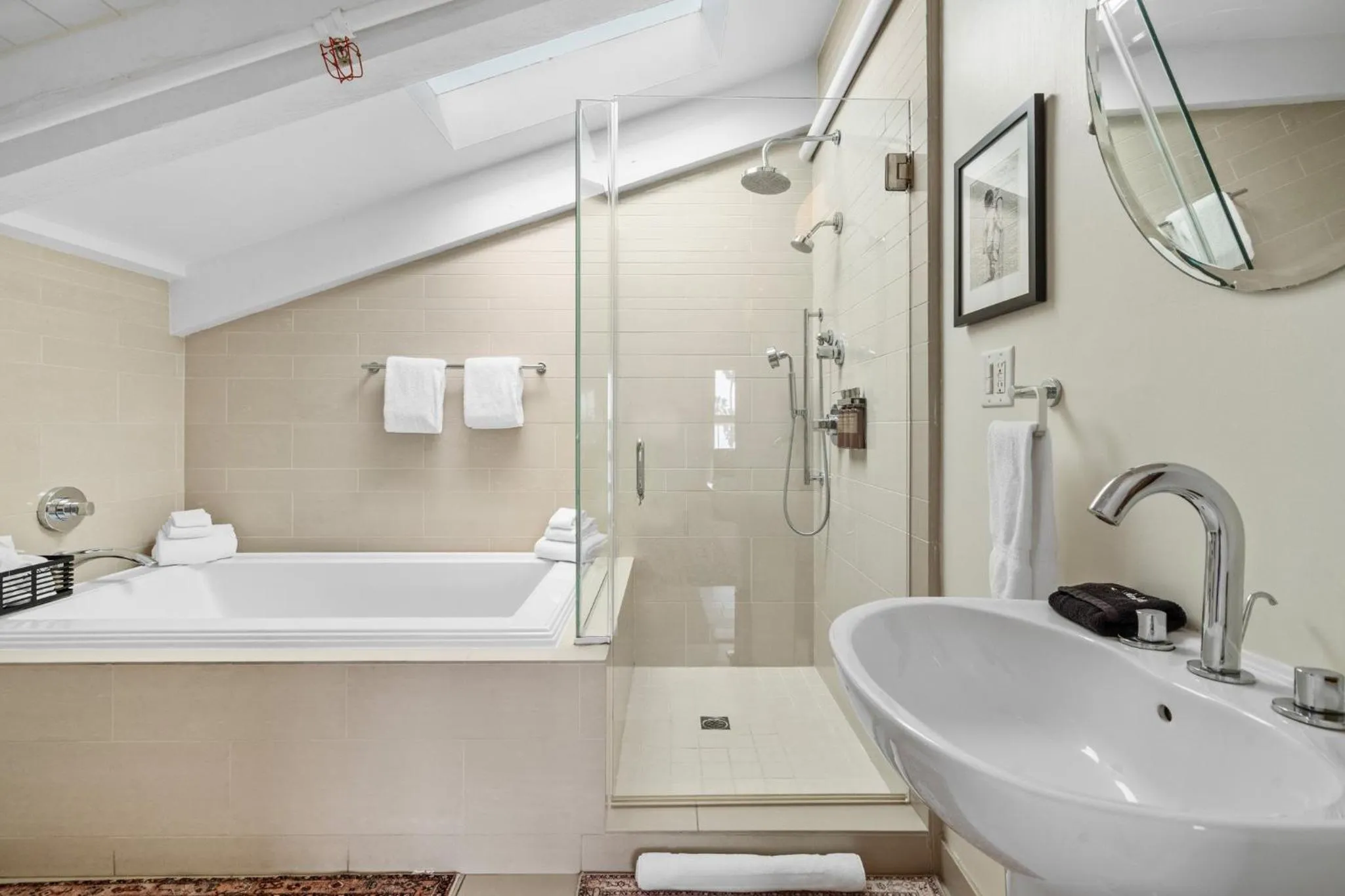 Bedroom in Hotel Erwin Venice Beach