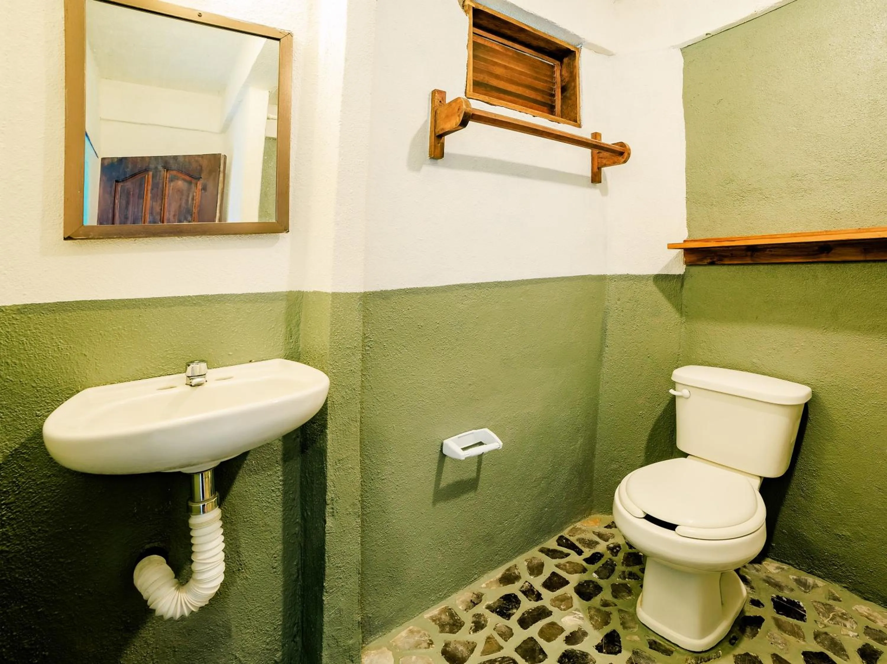 Bathroom in Capital O Verdemar, Pie de la Cuesta