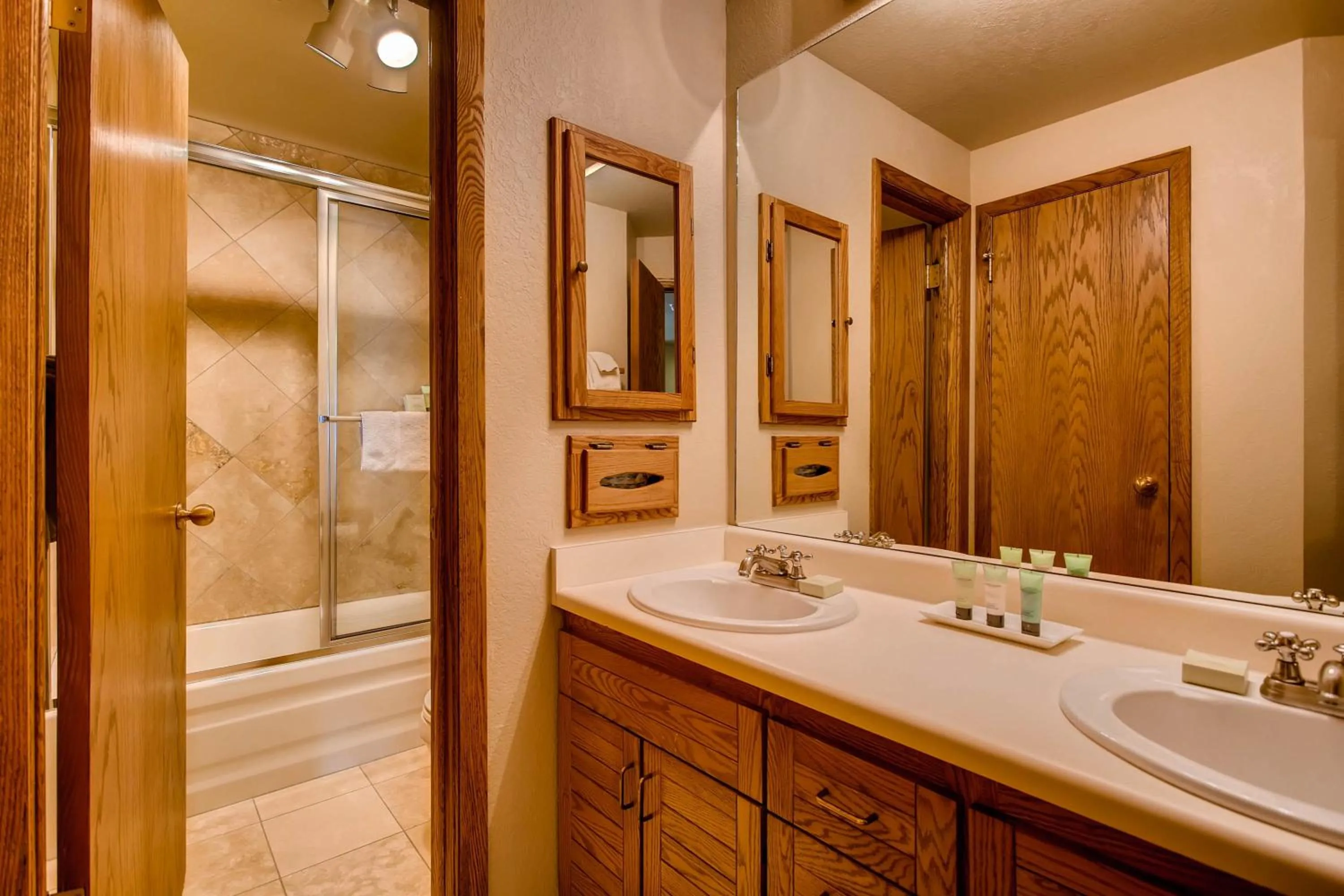 Updated 2 Br With View Of Lifts Condo