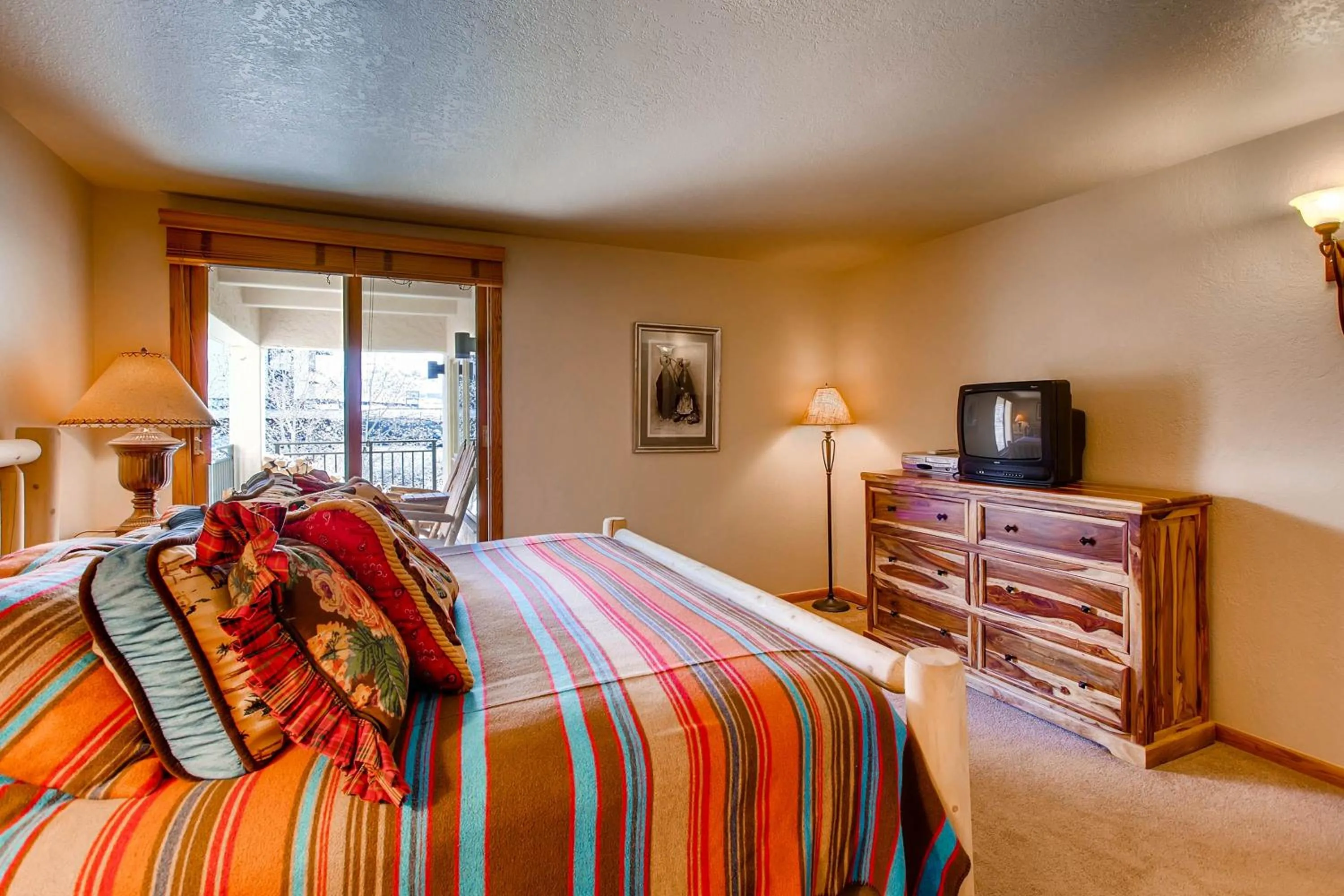 Bed in Updated 2 Br With View Of Lifts Condo