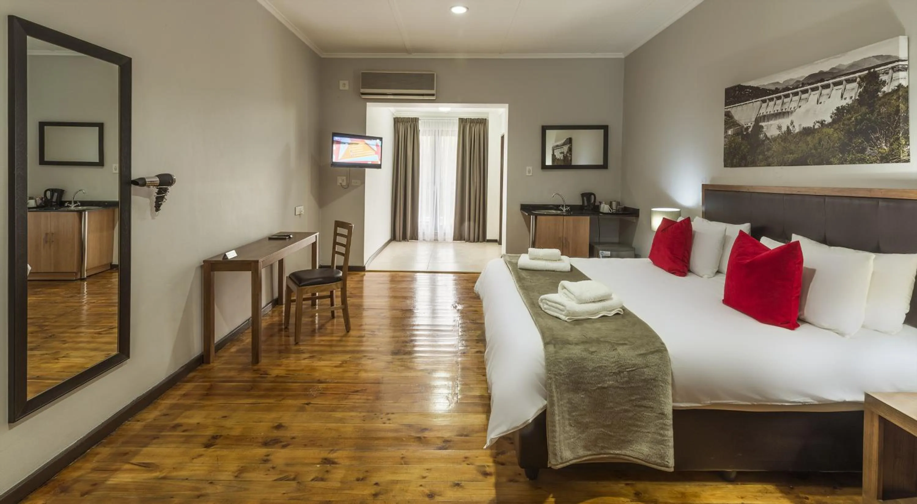 Photo of the whole room, Bed in Clanwilliam Hotel