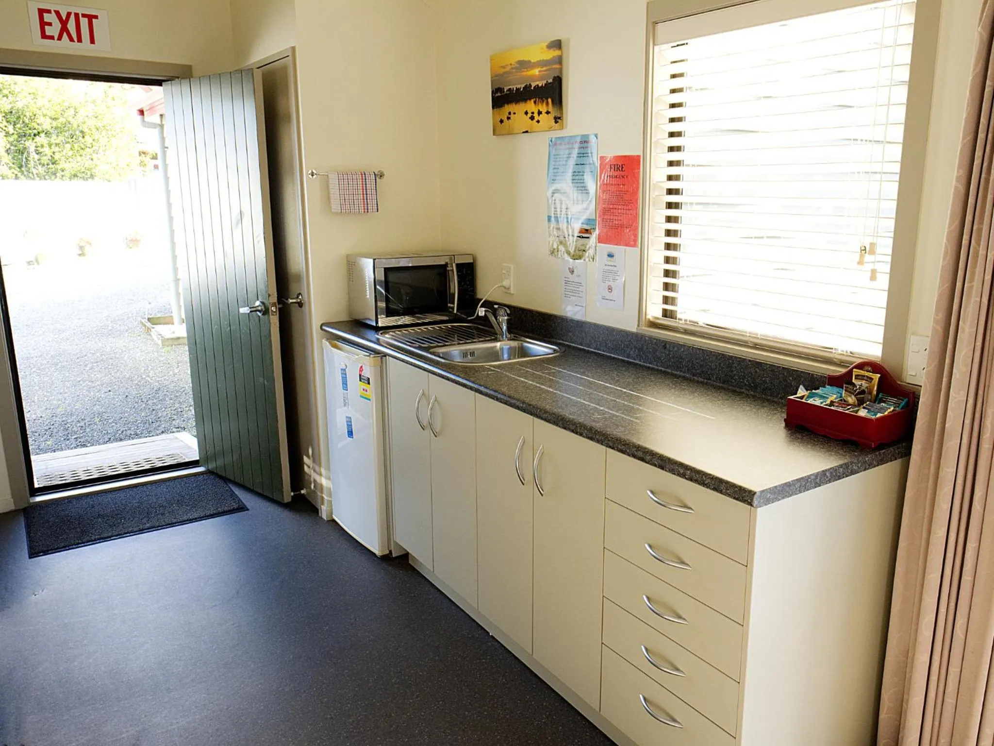 Kitchen or kitchenette in Tairua Shores Motel