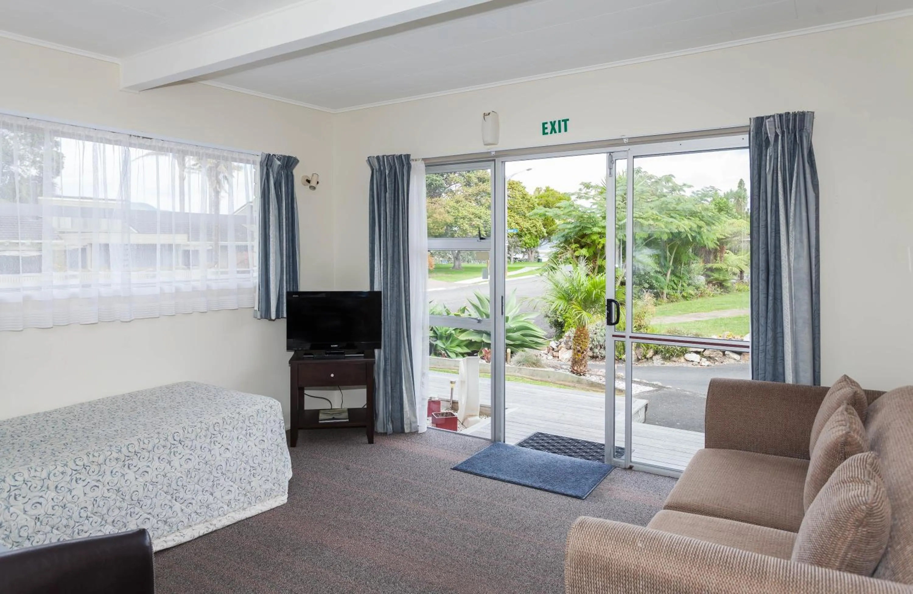 Communal lounge/ TV room in Tairua Shores Motel