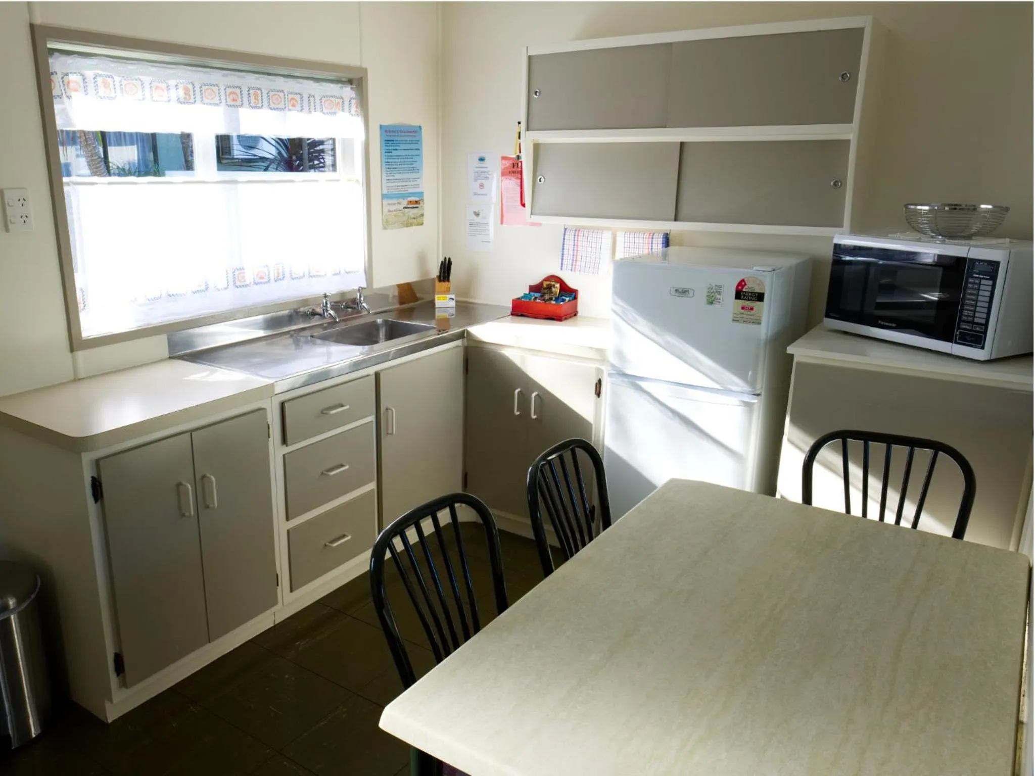 Kitchen or kitchenette in Tairua Shores Motel