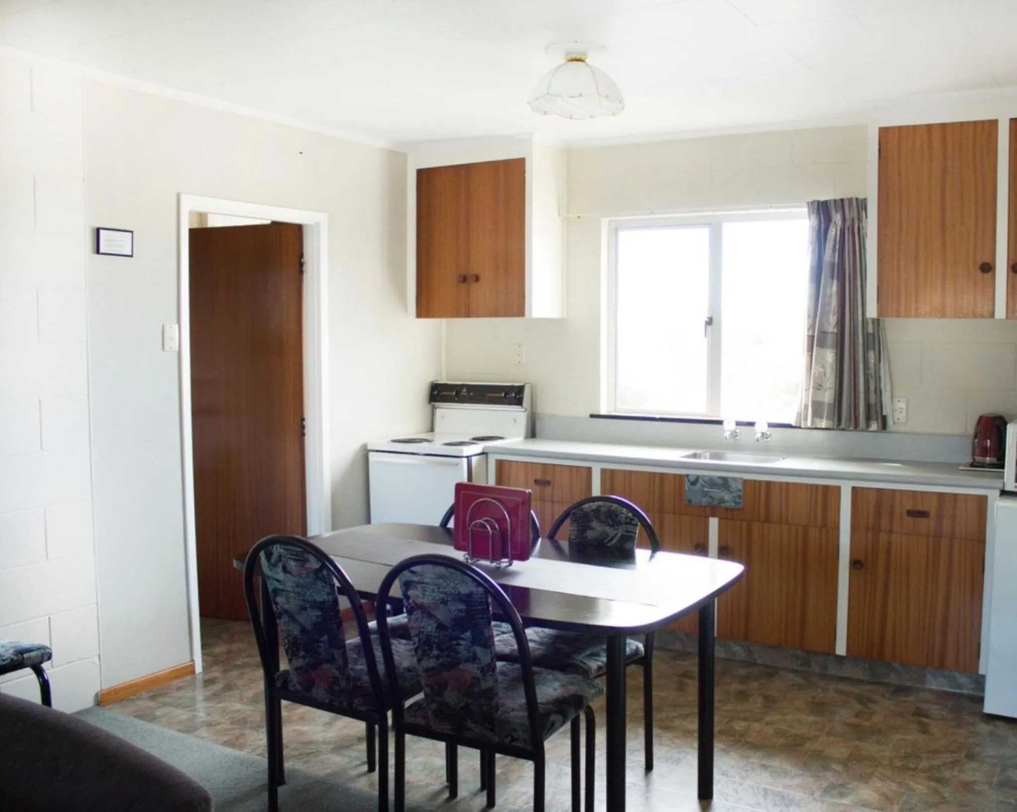 Kitchen or kitchenette in Alpine Motel