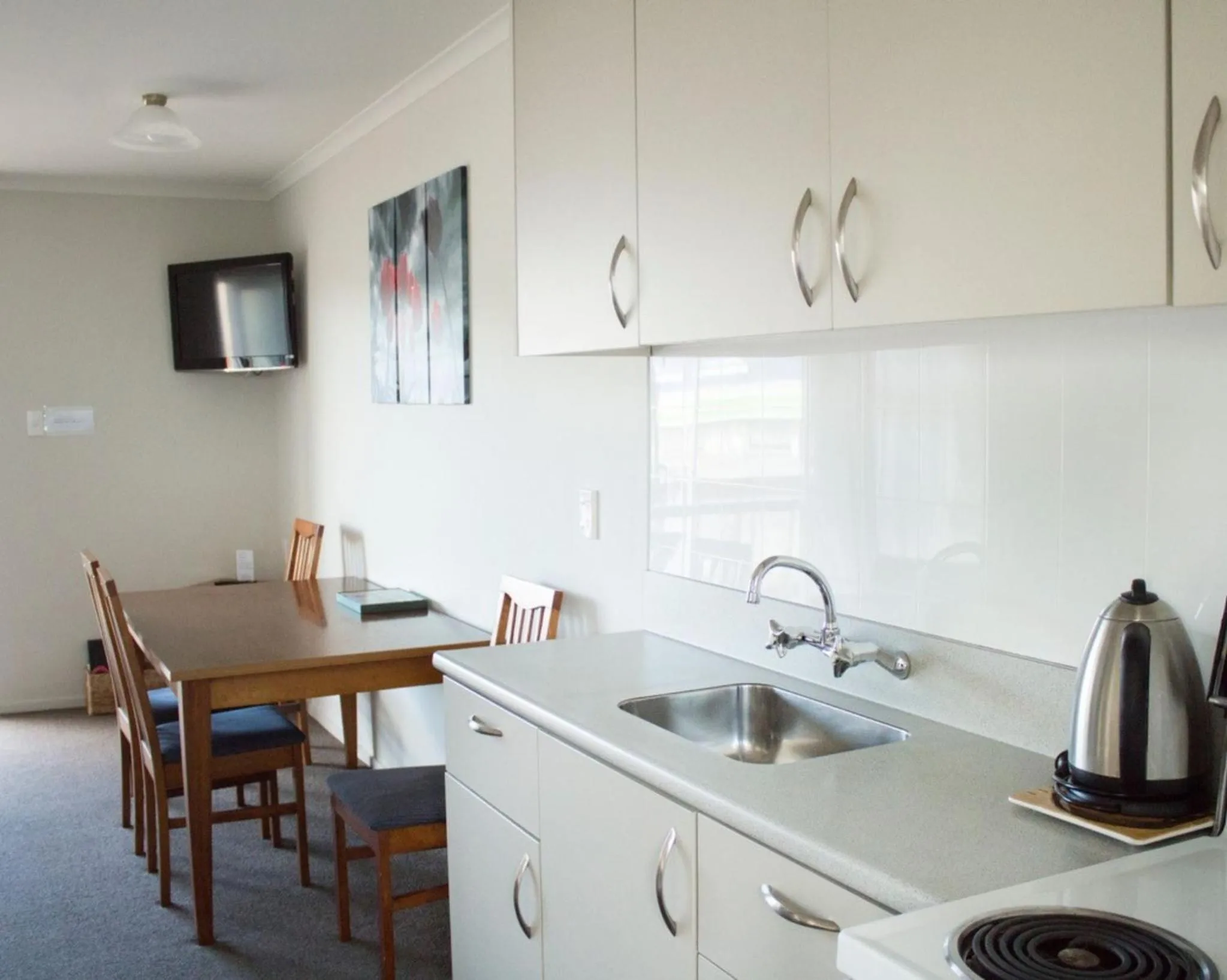 Kitchen or kitchenette in Alpine Motel