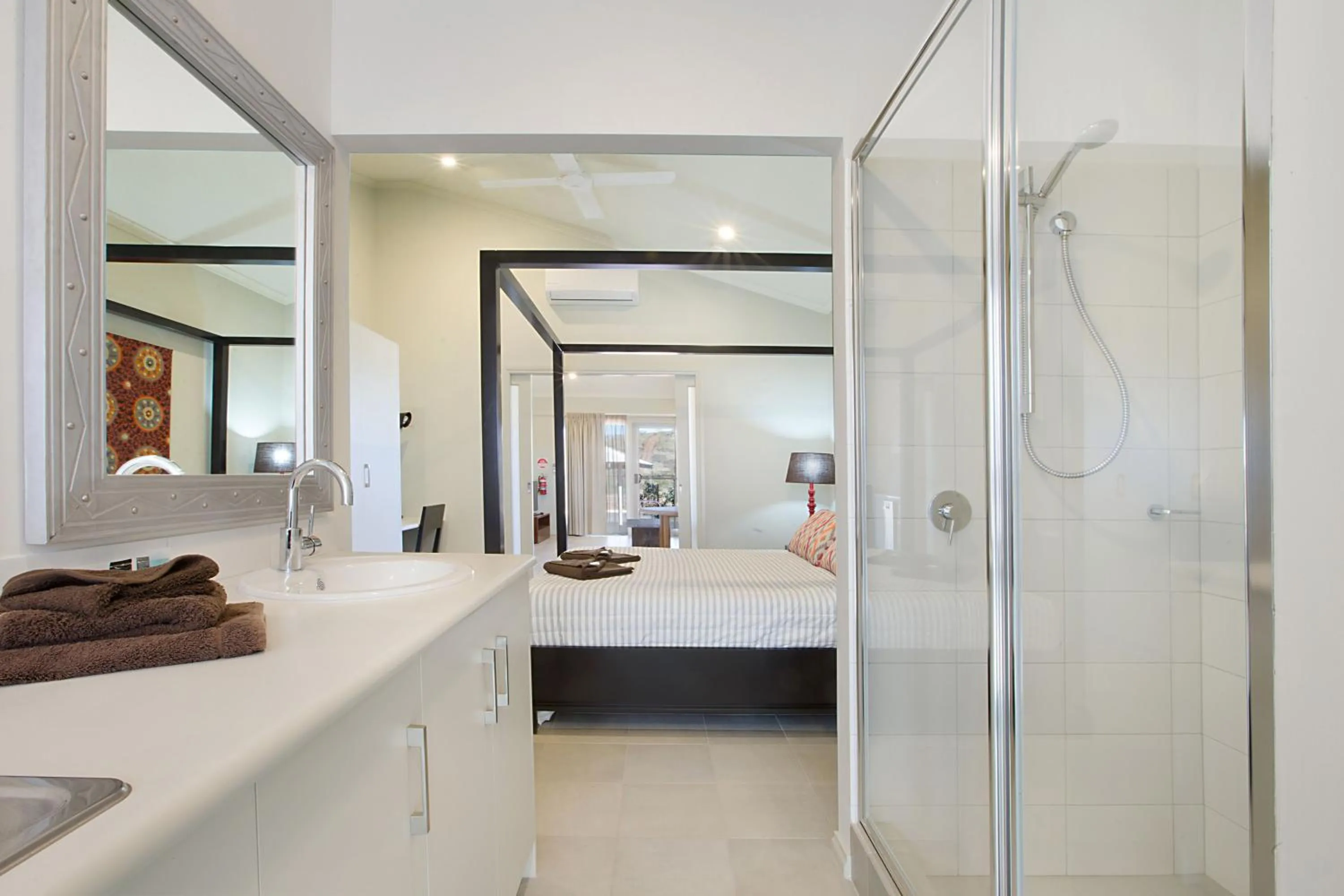 Shower, Bed in Best Western Plus The Ranges Karratha