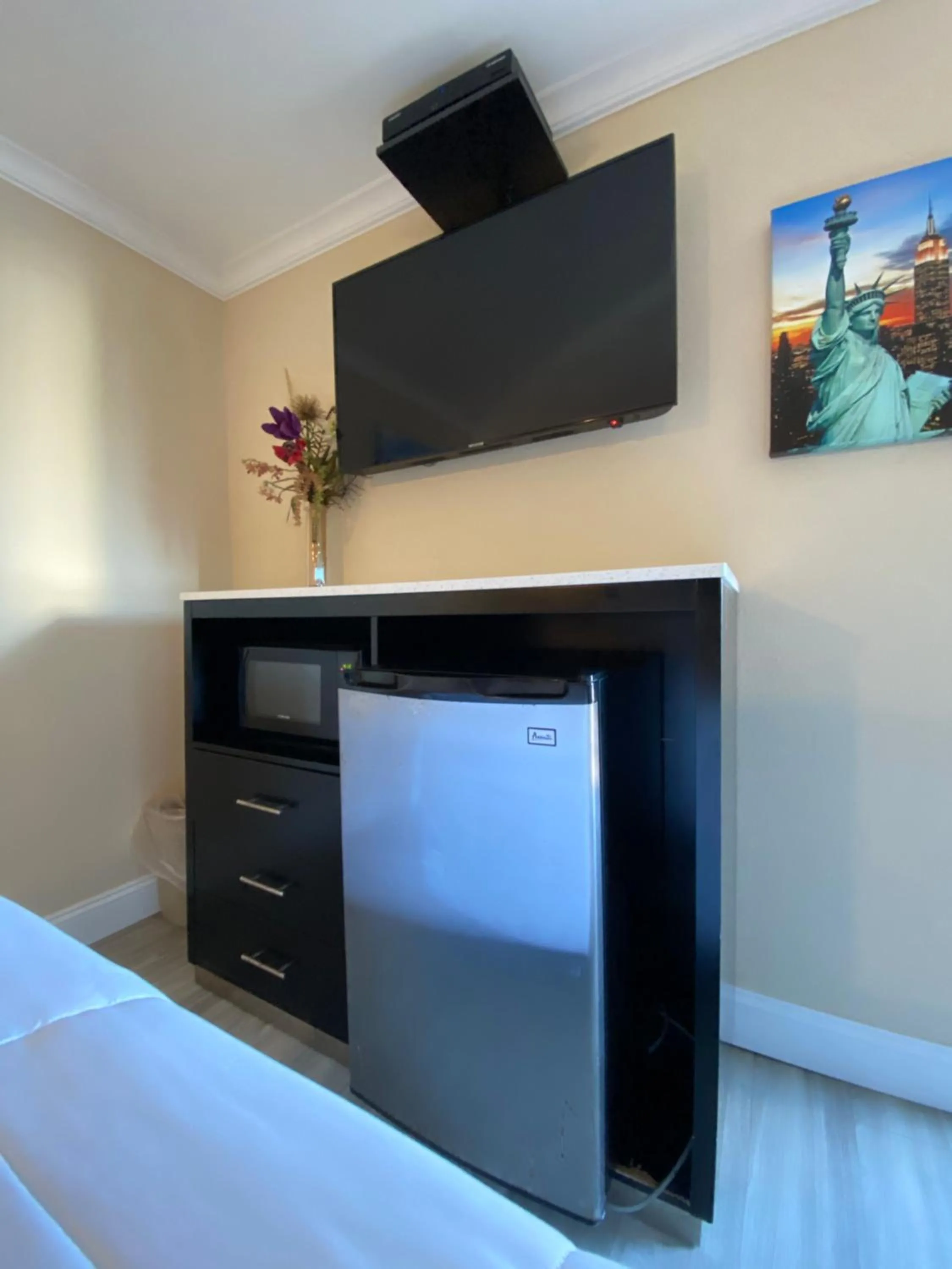 Bed in Relax Inn North Babylon