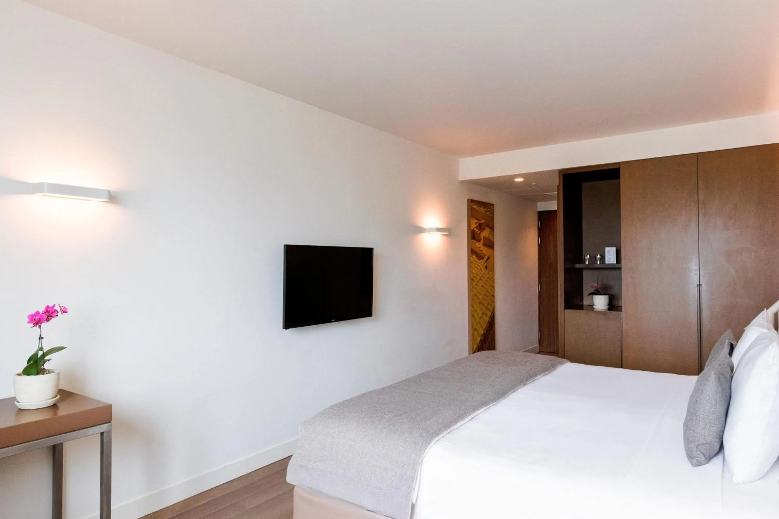 Communal lounge/ TV room, Bed in Dazzler by Wyndham Lima San Isidro