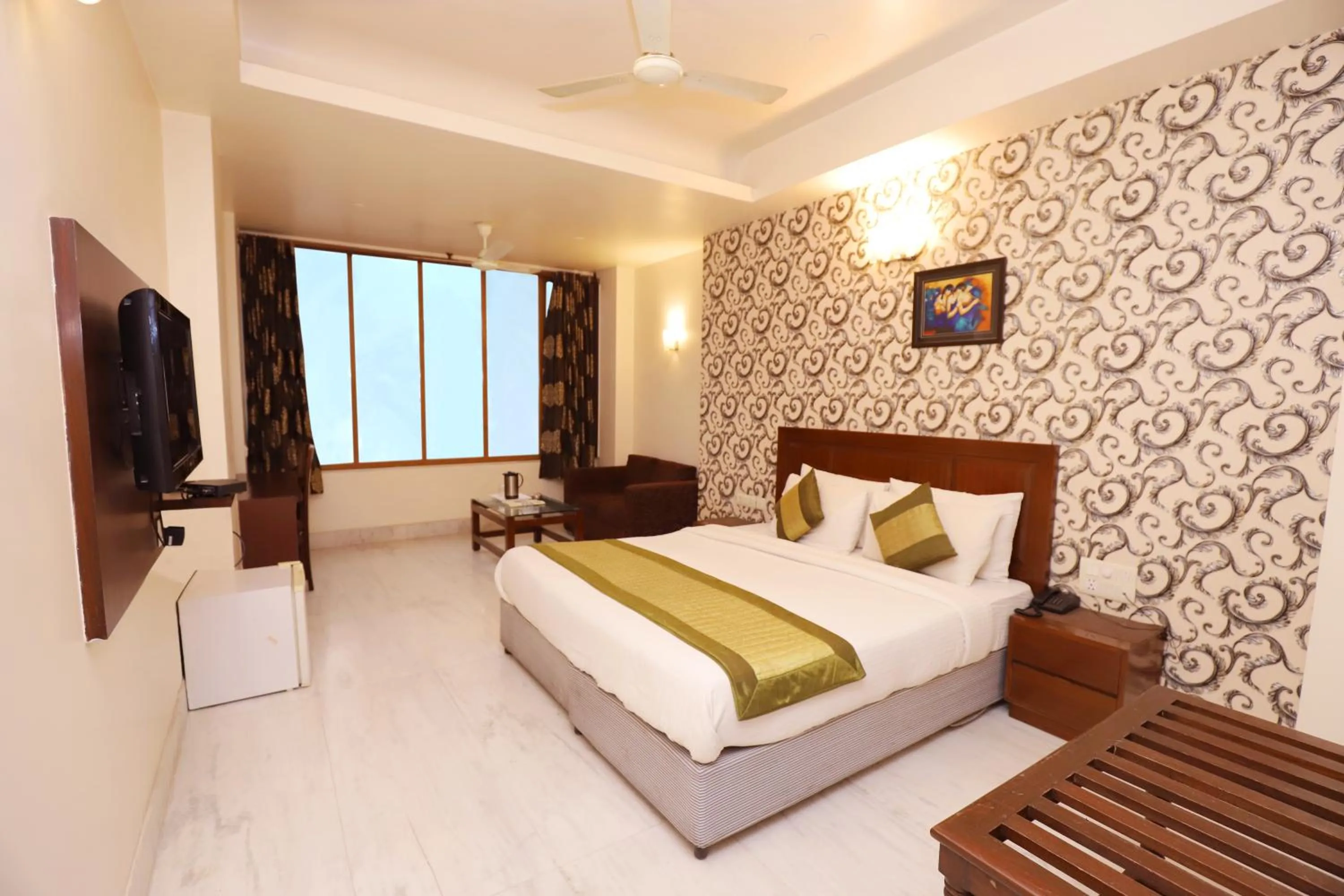 Living room, Bed in Hotel Shanti Villa- New Delhi Railway Station