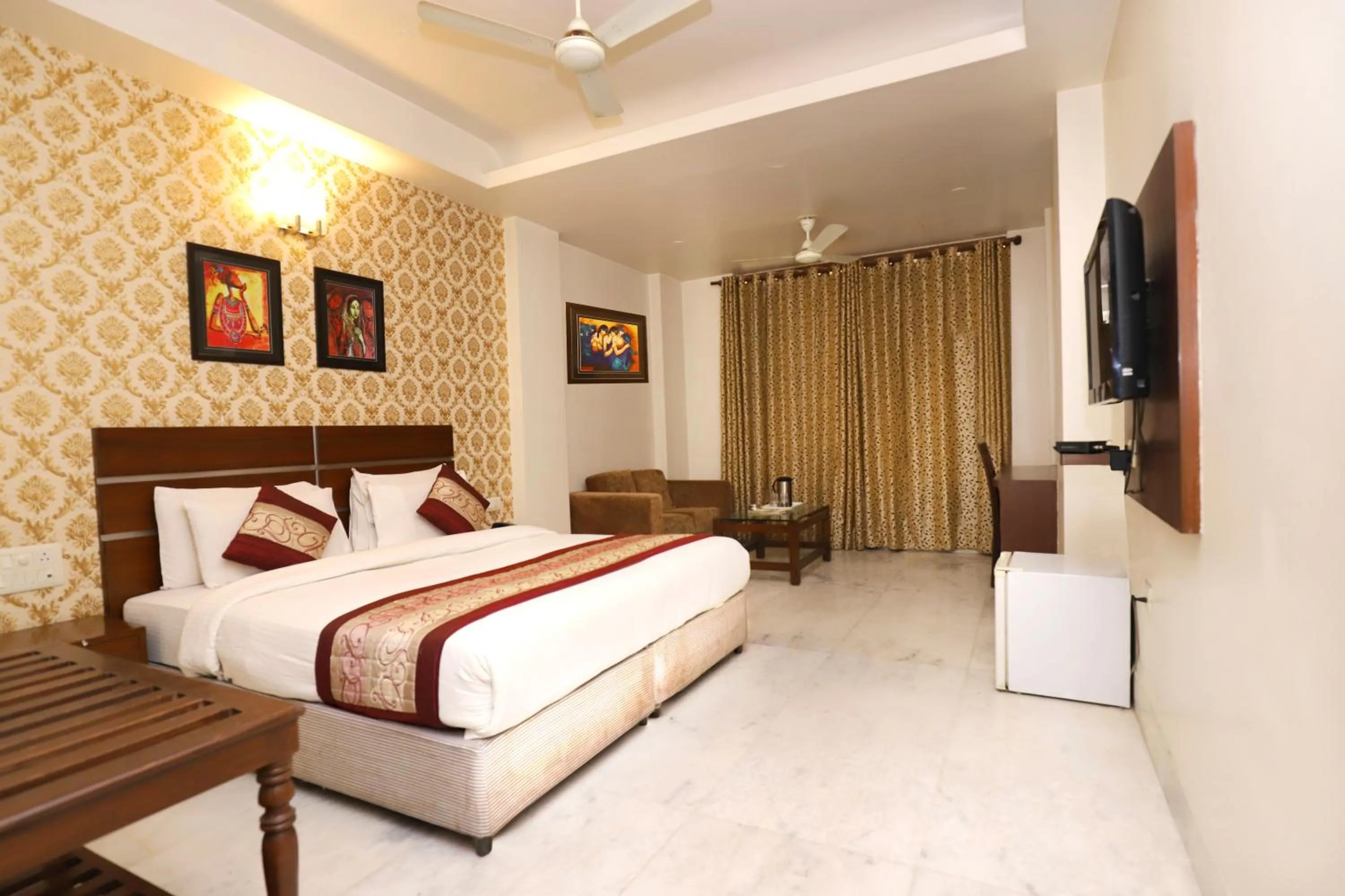 Living room, Bed in Hotel Shanti Villa- New Delhi Railway Station